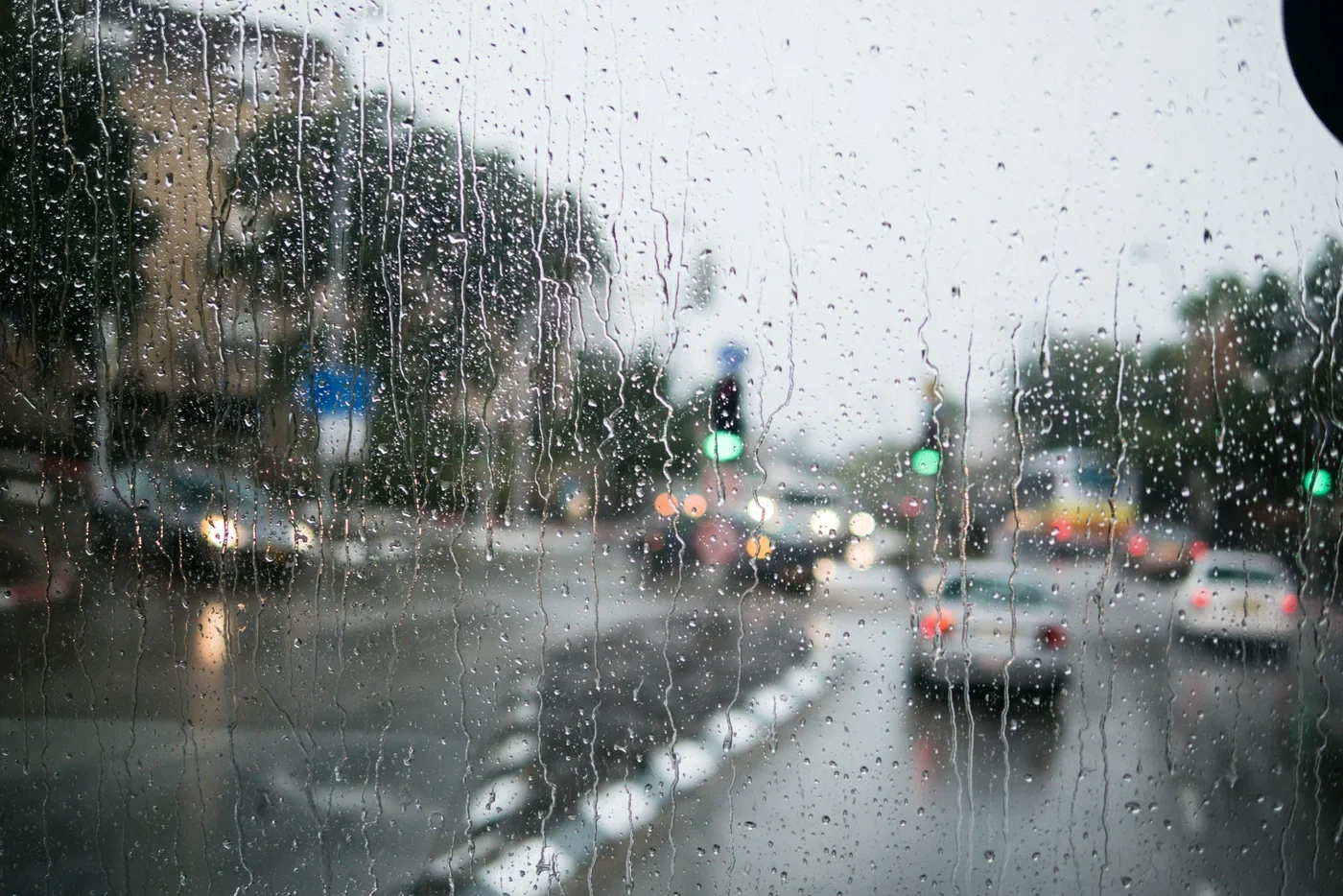 escape-london-rainy-days-london-rain-street.webp