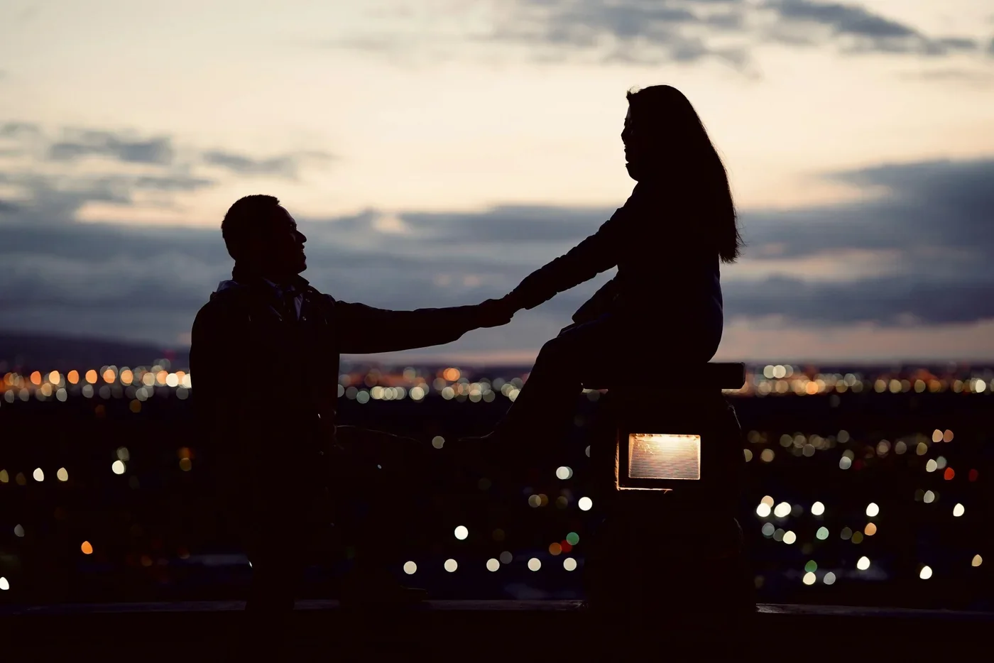 escape-london-date-night-london-skyline-couple.webp