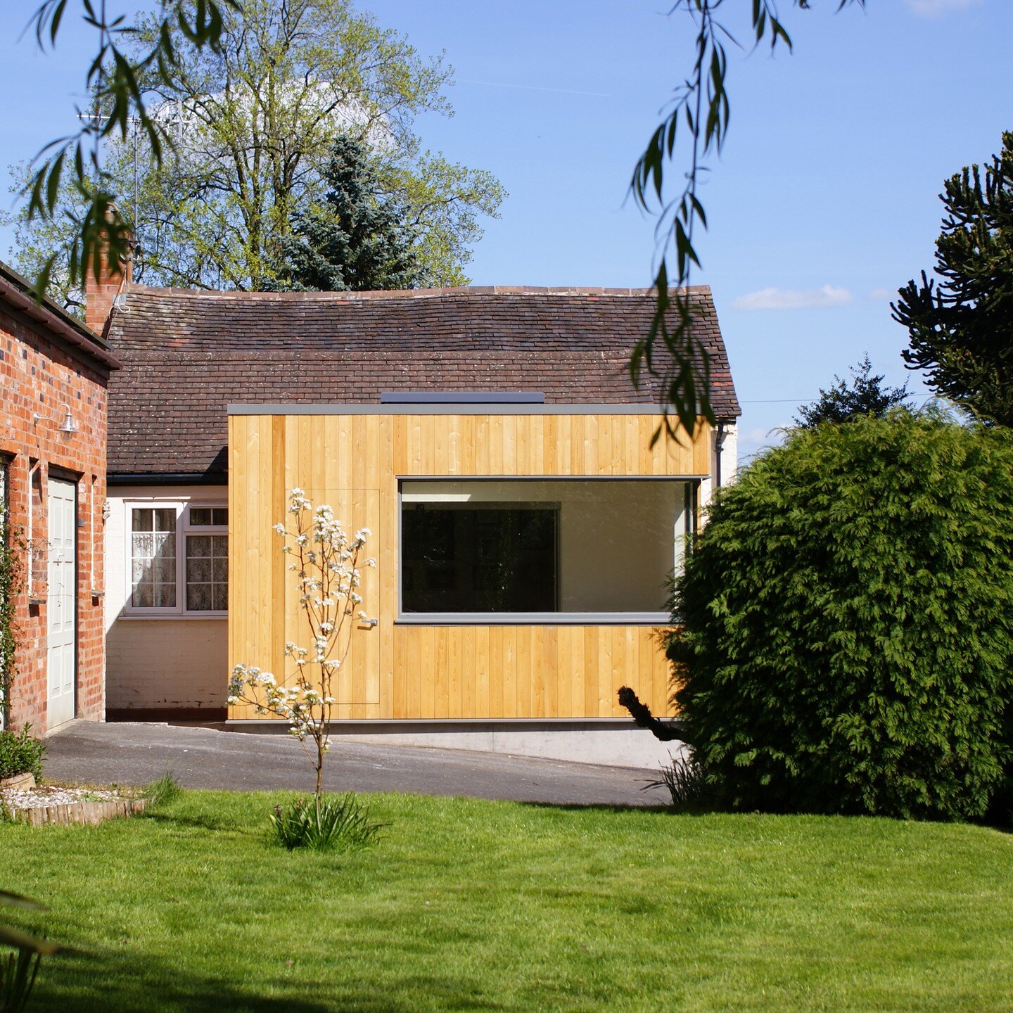 Timber clad artist studio in the heart of Great Malvern. A small space to an historic cottage perfectly formed making the most of the natural light and views towards the garden.
#studio #malvern #timbercladding #cornerwindow #architecture #contempora