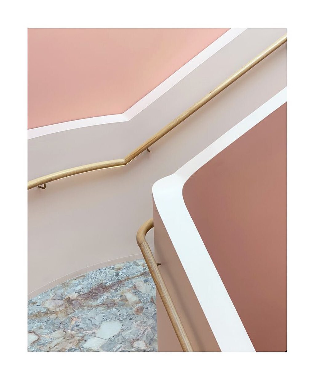 Always capturing 📷 these pretty pink stairs at the @jardanfurniture showroom, Sydney. #prettyinpink #jardan #australiandesign