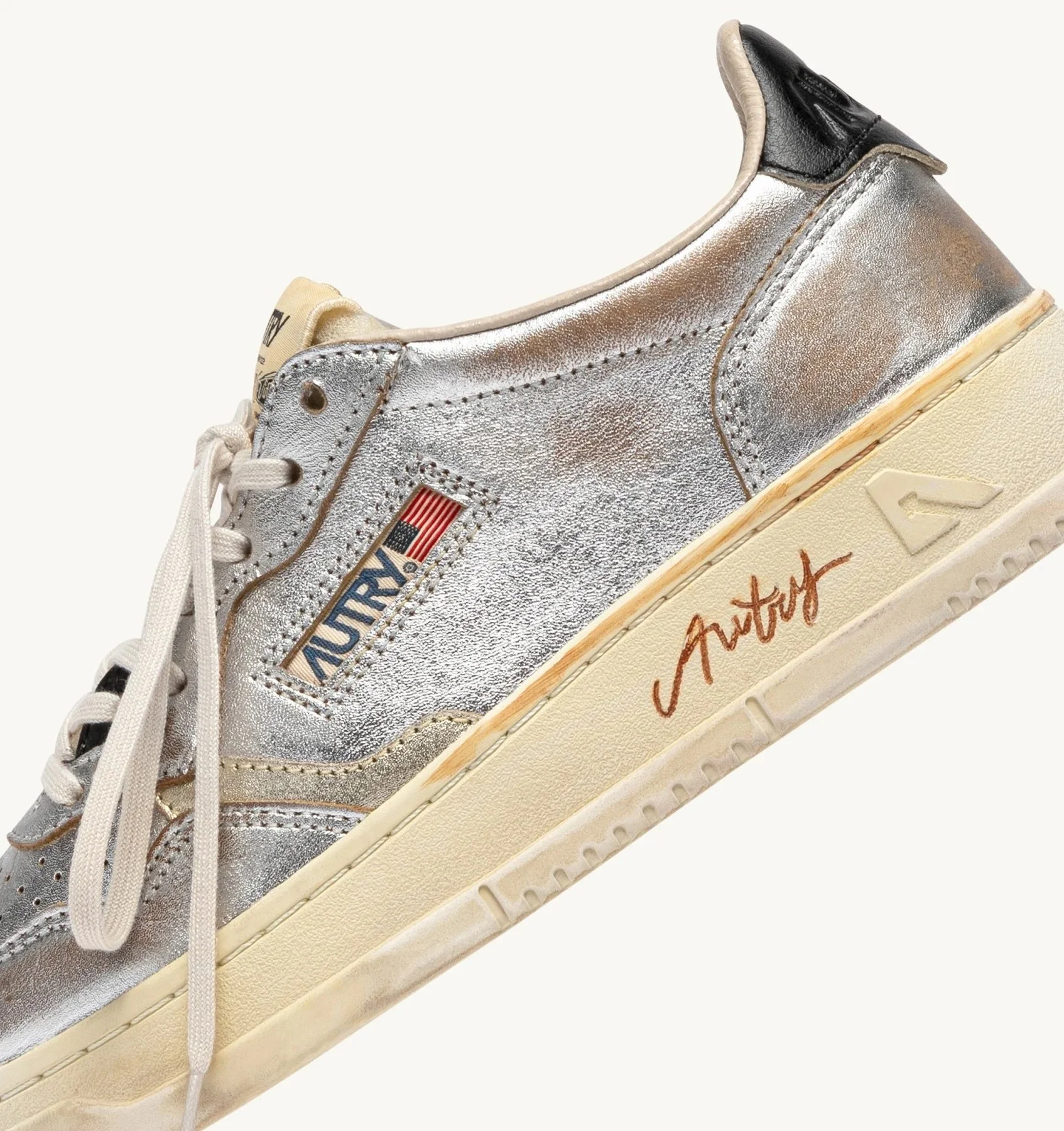 sneakers_medalist_low_super_vintage_in_pelle_argento_platino_e_nero_849070_dettaglio_retina_41_20260709112201.jpg