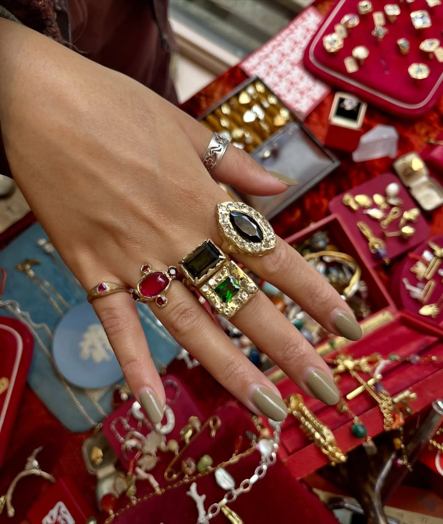 I&rsquo;m kinda jealous of some of your ring stack situations. 🤤 These one-off cast-in-place Treasure Rings are taken but I have soooo many more for you to explore irl. 🔍 I cannot wait to make myself some over christmas. Gimme gimme. 💫 

Come alon