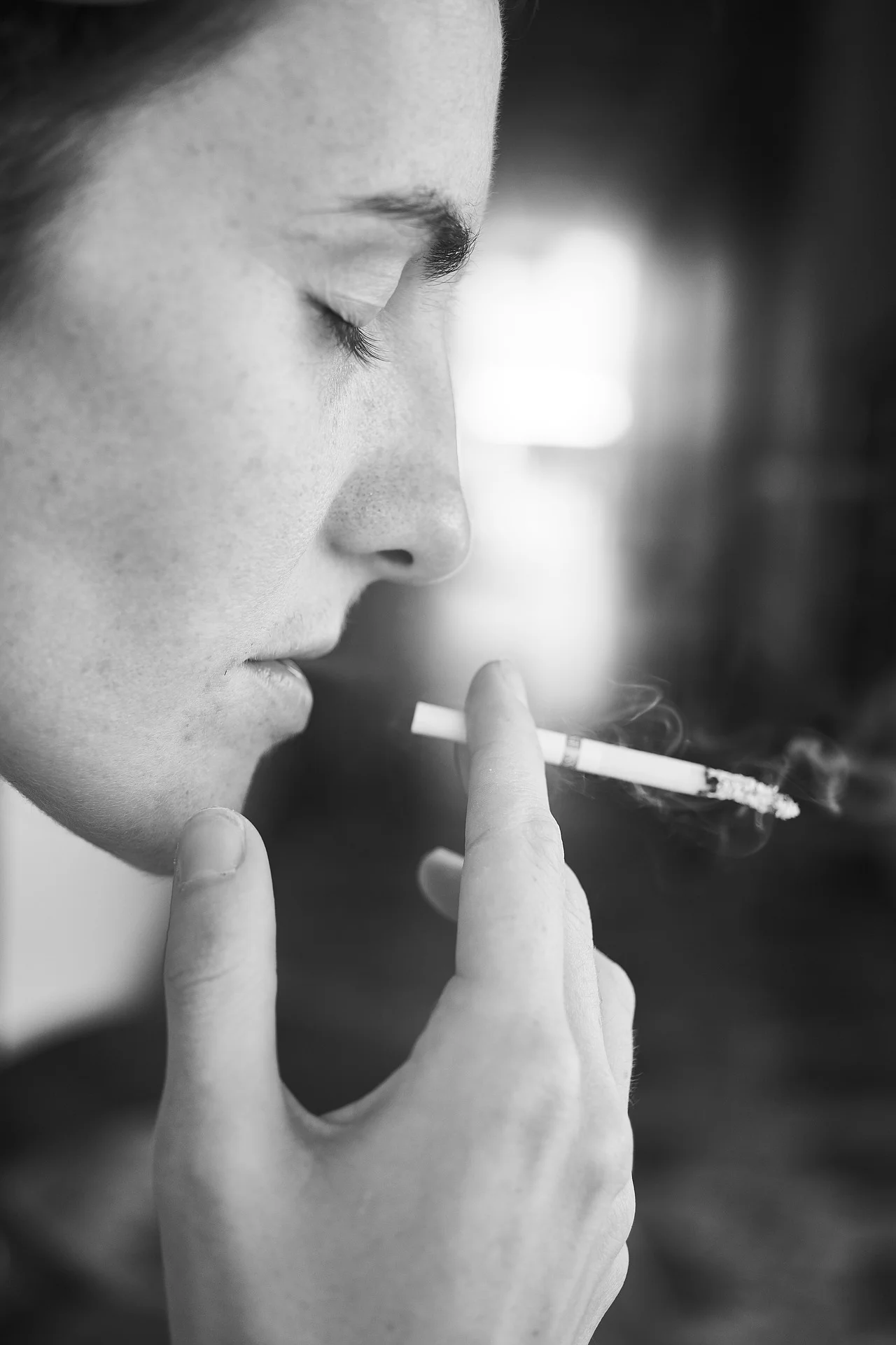 ITW noir et blanc fumeuse.jpg