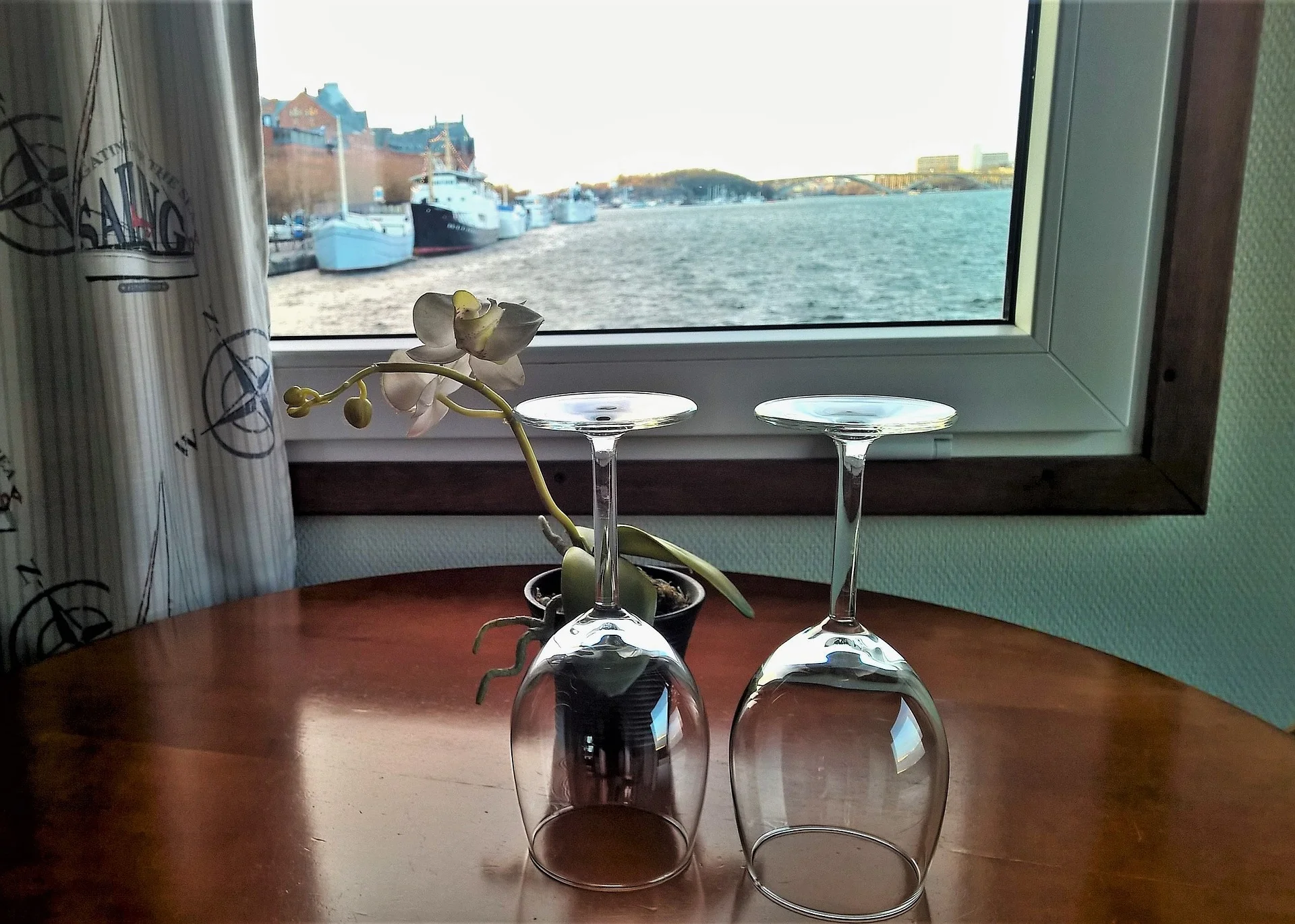 on-the-ship-3155945_1920.jpg