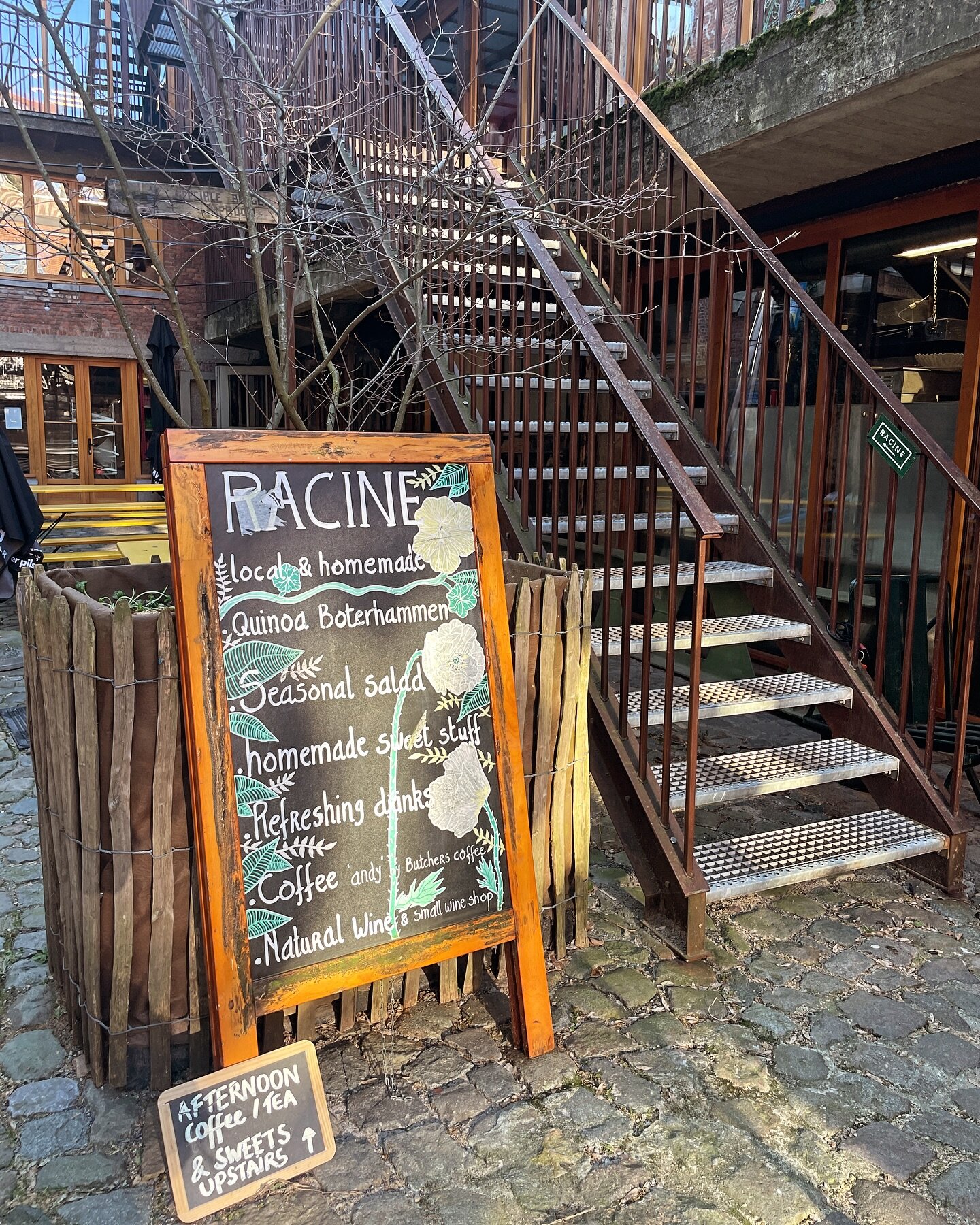 For the good stuff, take the stairs 🔝! Wij zijn het hele weekend open 🌸

#racine #racinepakt #paktantwerpen #antwerpfood #groenkwartier #weekendinantwerpen