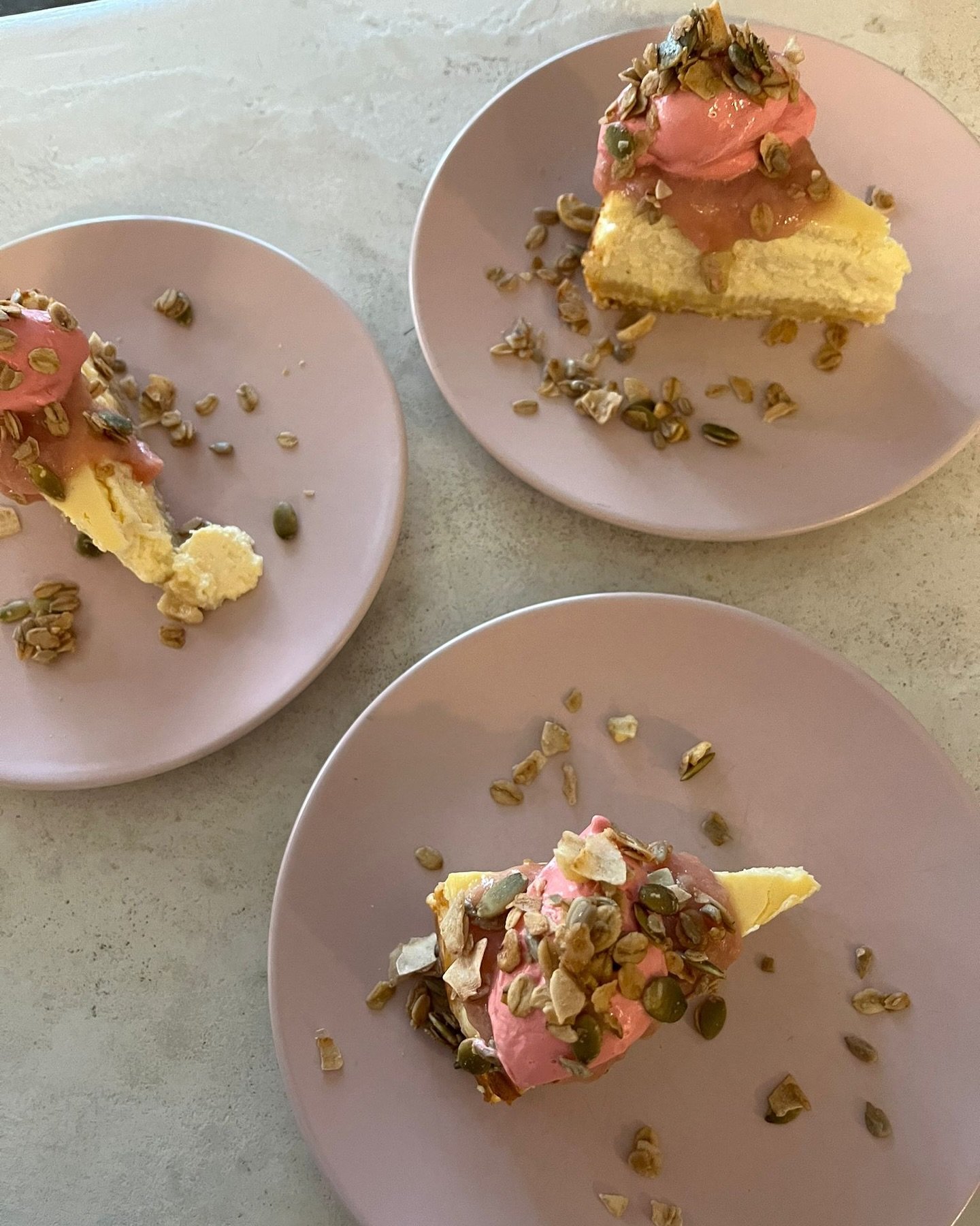 We brengen de lente binnen met cheesecake met versgedraaide frambozensorbet 😍🌸. Kom je proeven? Wij zijn het hele weekend &eacute;n maandag open!

#pakt #racinepakt #paktantwerpen #antwerpfood #foodinantwerp