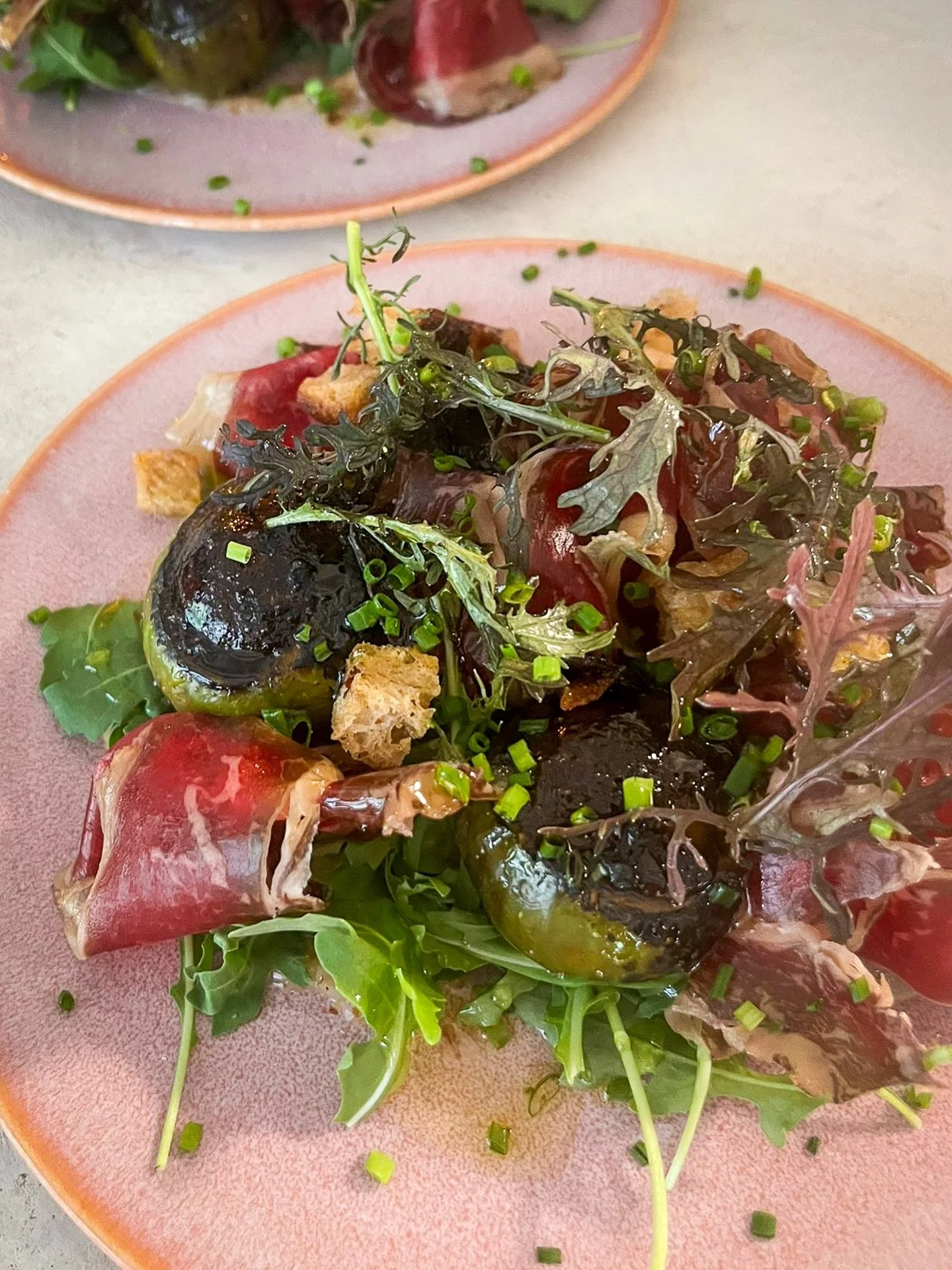 Suggestion: freshly picked figs filled with a brie cr&egrave;me, Secreto 07 &amp; honey-mustarddressing. Available for a short time only, as long as our fig tree will keeps giving us lucious figs 😏.