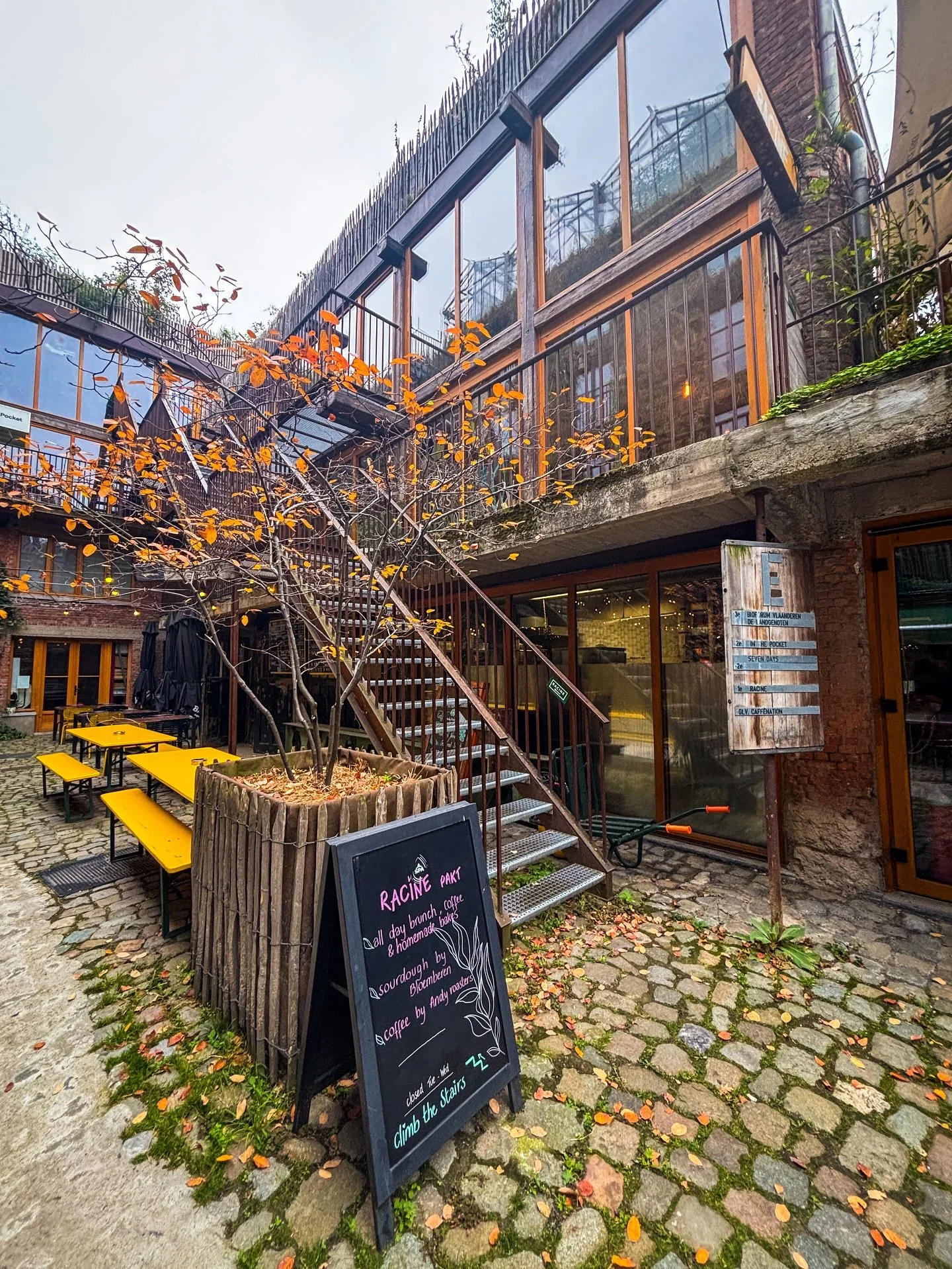 🍂 Lovely fall vibes @paktantwerpen! Perfect for a stroll, we&rsquo;ll take care of the comfort food &amp; chai latte 🍁