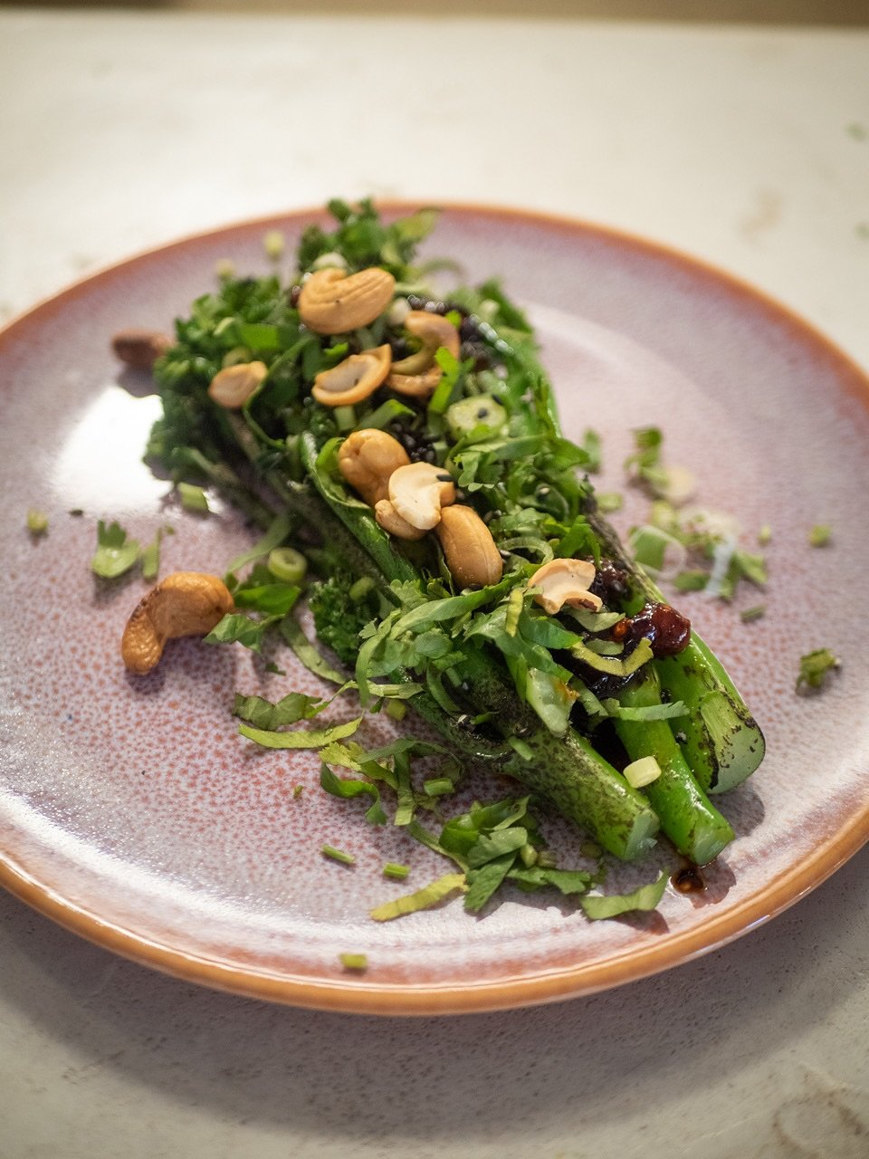 One of our most popular side dishes: charred bimi broccoli with cashews and our homemade hot honey. Perfect with our sm&oslash;rrebr&oslash;d &mdash; come and try it! 😋

#racine #racinepakt #paktantwerpen #broccolini #bimi #hothoney #sidedish #antwe