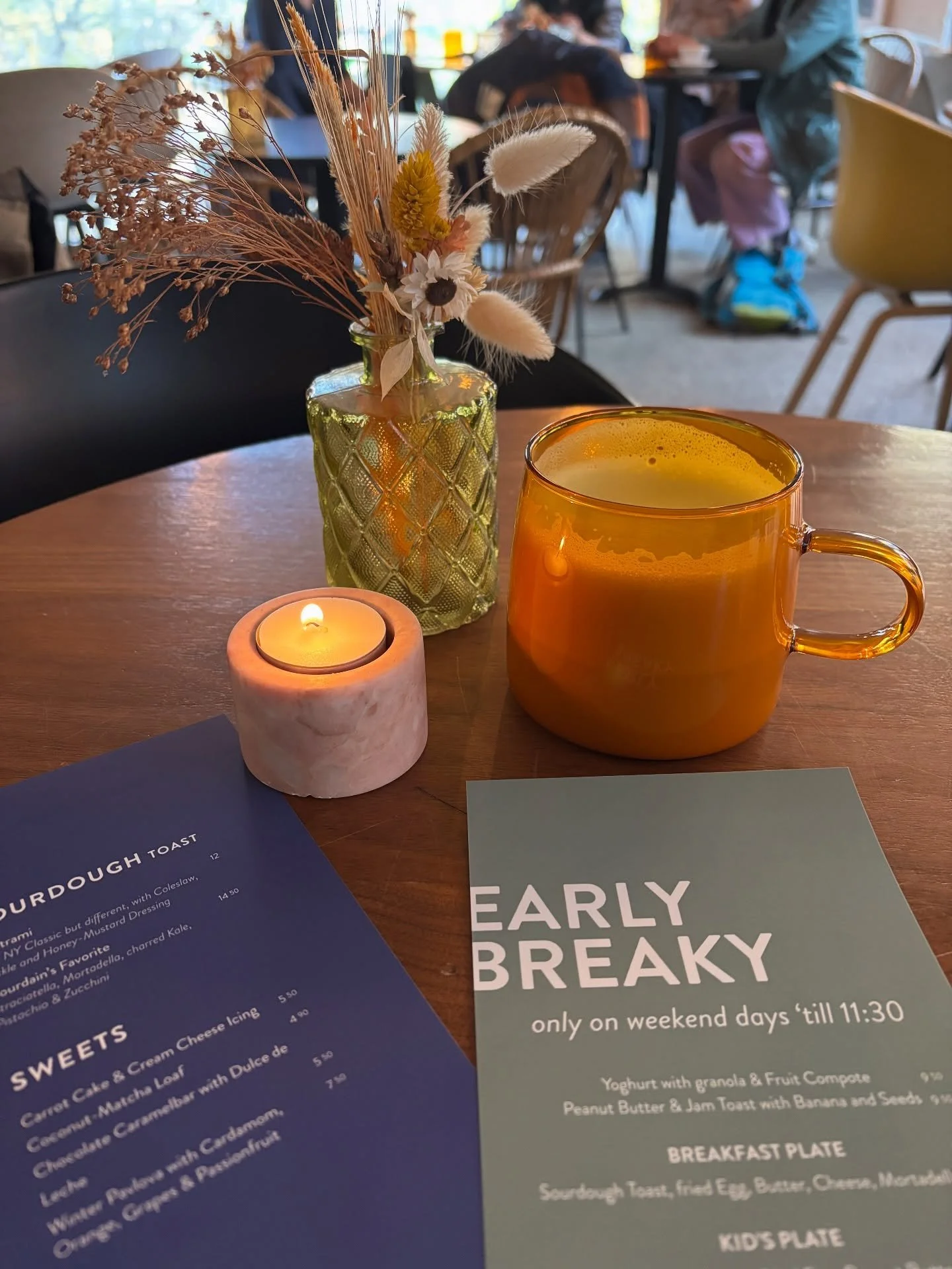 New winter menu 🔥
A colder season asks for warm &amp; comforting new food &amp; drinks! We&rsquo;re also introducing our early breaky on weekends. Swipe to discover 👉 Or just come over 😏
