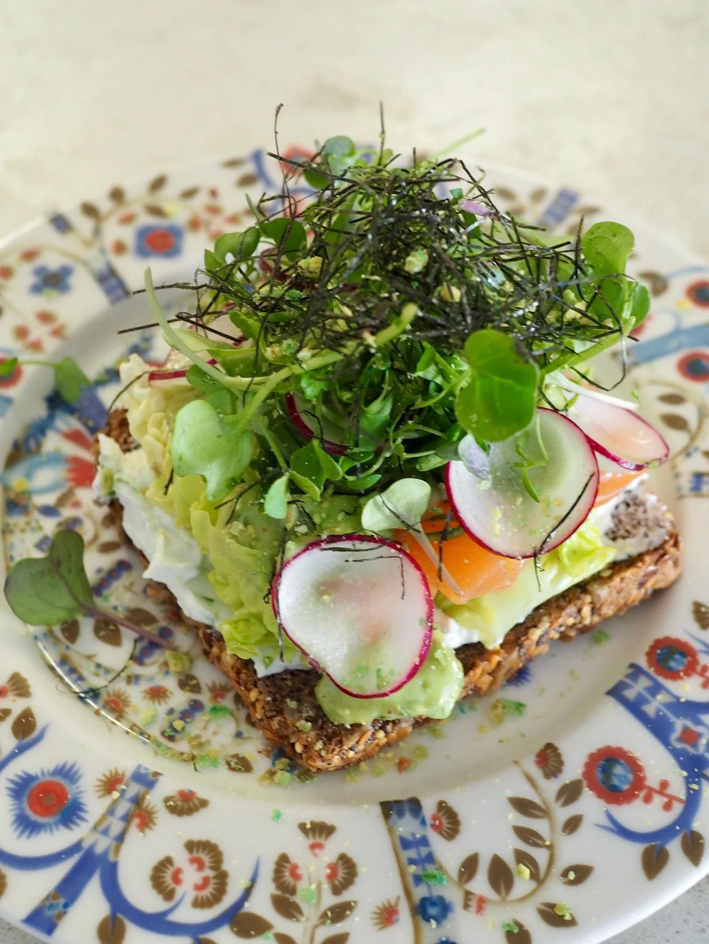 The NY salmon: smoked salmon - cream cheese - cucumber - dill vinaigrette on @_bloemberen rye bread. We&rsquo;re open today as from 11:00! Come &amp; try it!

#smorrebrod #racine #racinepakt #paktantwerpen #antwerpfood