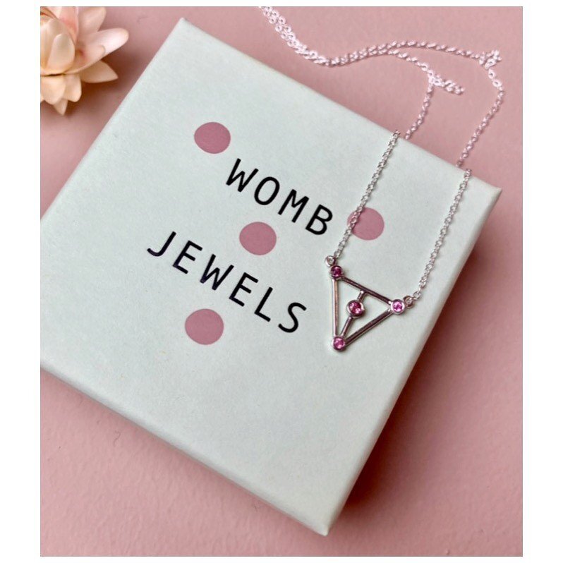 ✨Womb Jewels hos BarselsRummet✨
⁣
Visionen med BarselsRummets shop er at skabe et univers med fokus på mor. Her samler vi s&aelig;rligt udvalgte produkter til gravide og nybagte m&oslash;dre - fra de l&aelig;kreste ammeindl&aelig;g i uld til den sk&