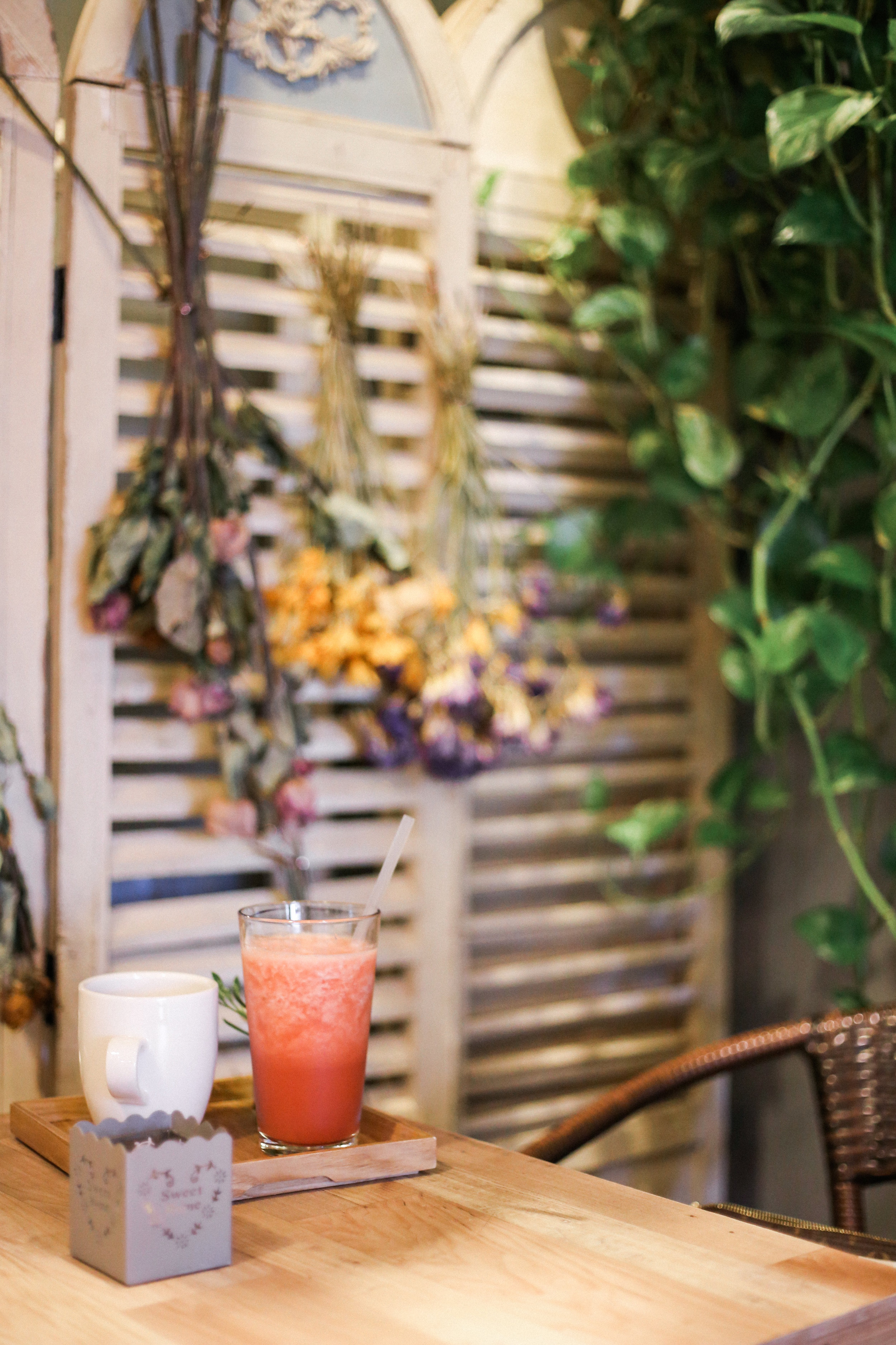 Florals for Spring | On the Street Where We Live (aretherelilactrees.com) Cafe Arriate, Seoul