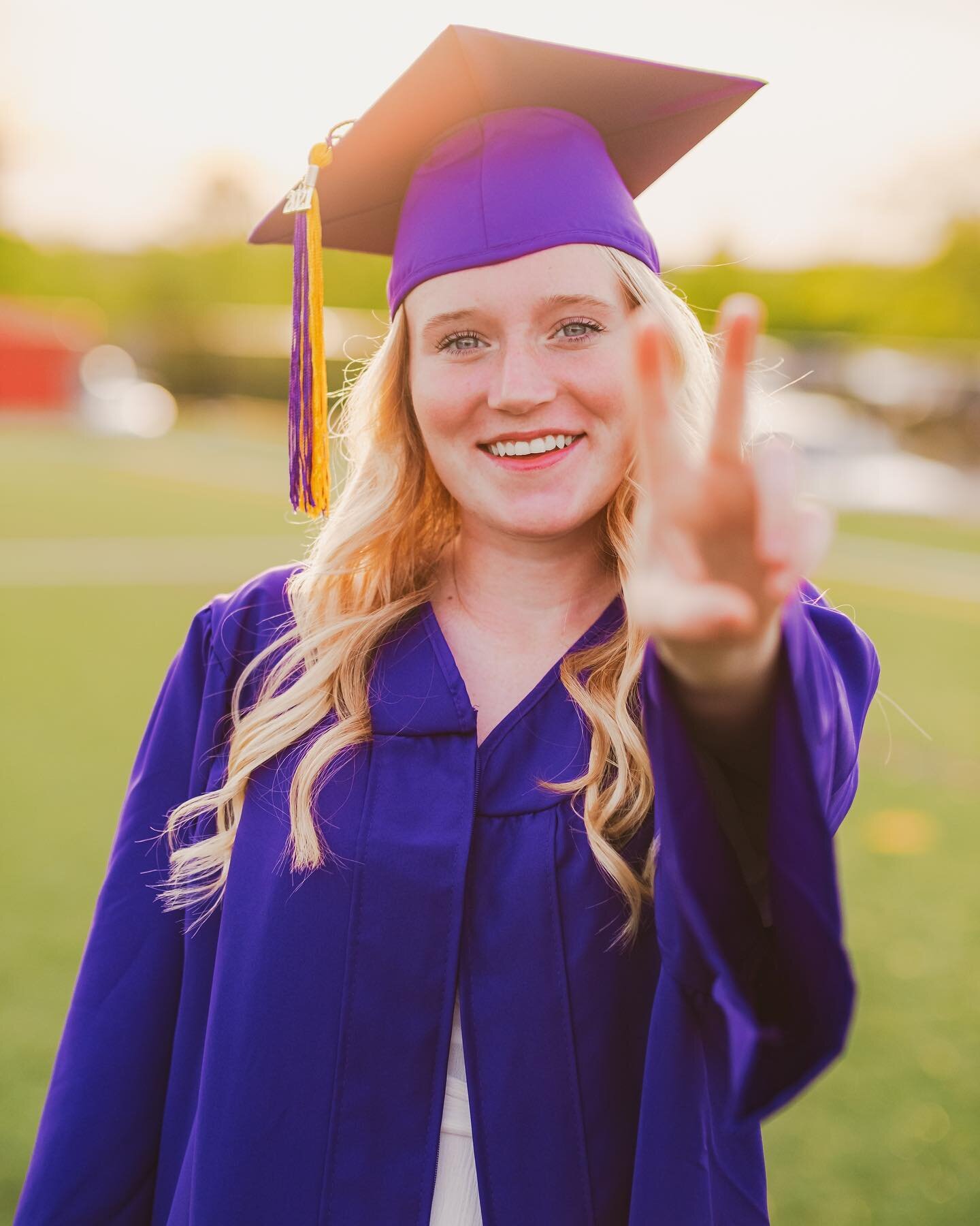 Class of &lsquo;23, graduation day is just around the corner! 🎓🎉 Celebrate this milestone with cap &amp; gown photos that you (and your parents) will treasure for years to come. Whether you're looking for a classic or modern look, we'll capture you