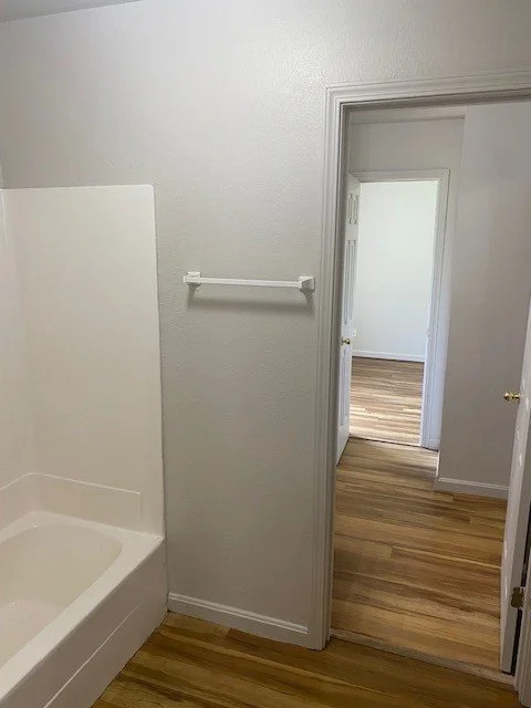 4866Ric_Bath_JacknJill_tubshower_entry.jpg