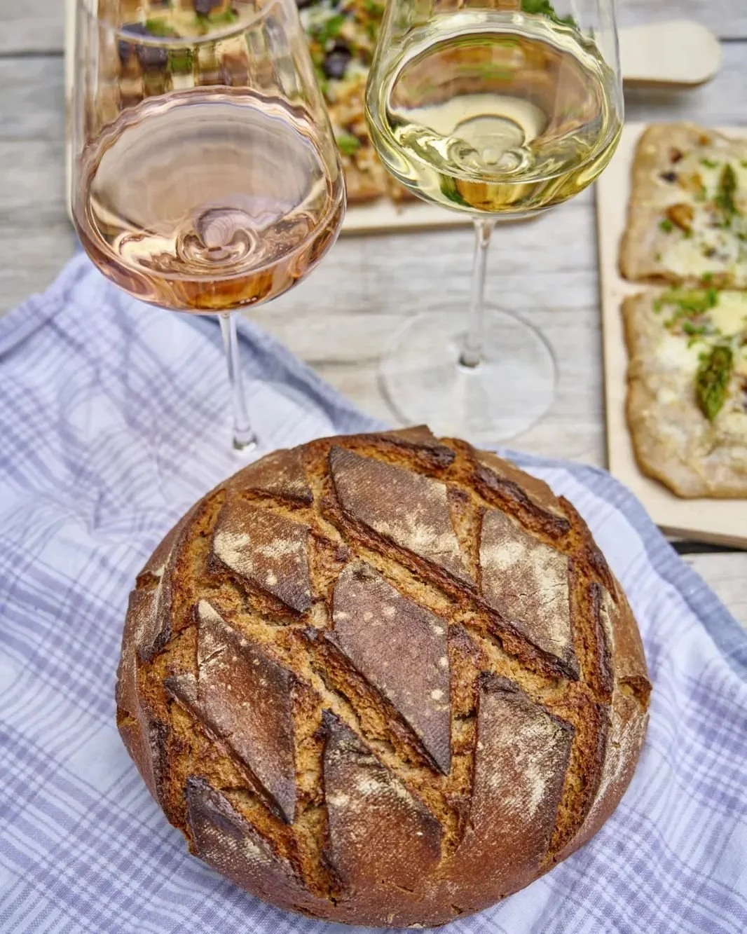 Seit einiger Zeit blüht unser kleines Dörfchen, in dem wir leben und arbeiten, so richtig auf. 🌷
Neben tollen Winzern, wie das @weingut_schaefer gibt es nun auch ein WeinCafé im @adlerhofsanktjohann. Diese kulinarische Kombi haben w