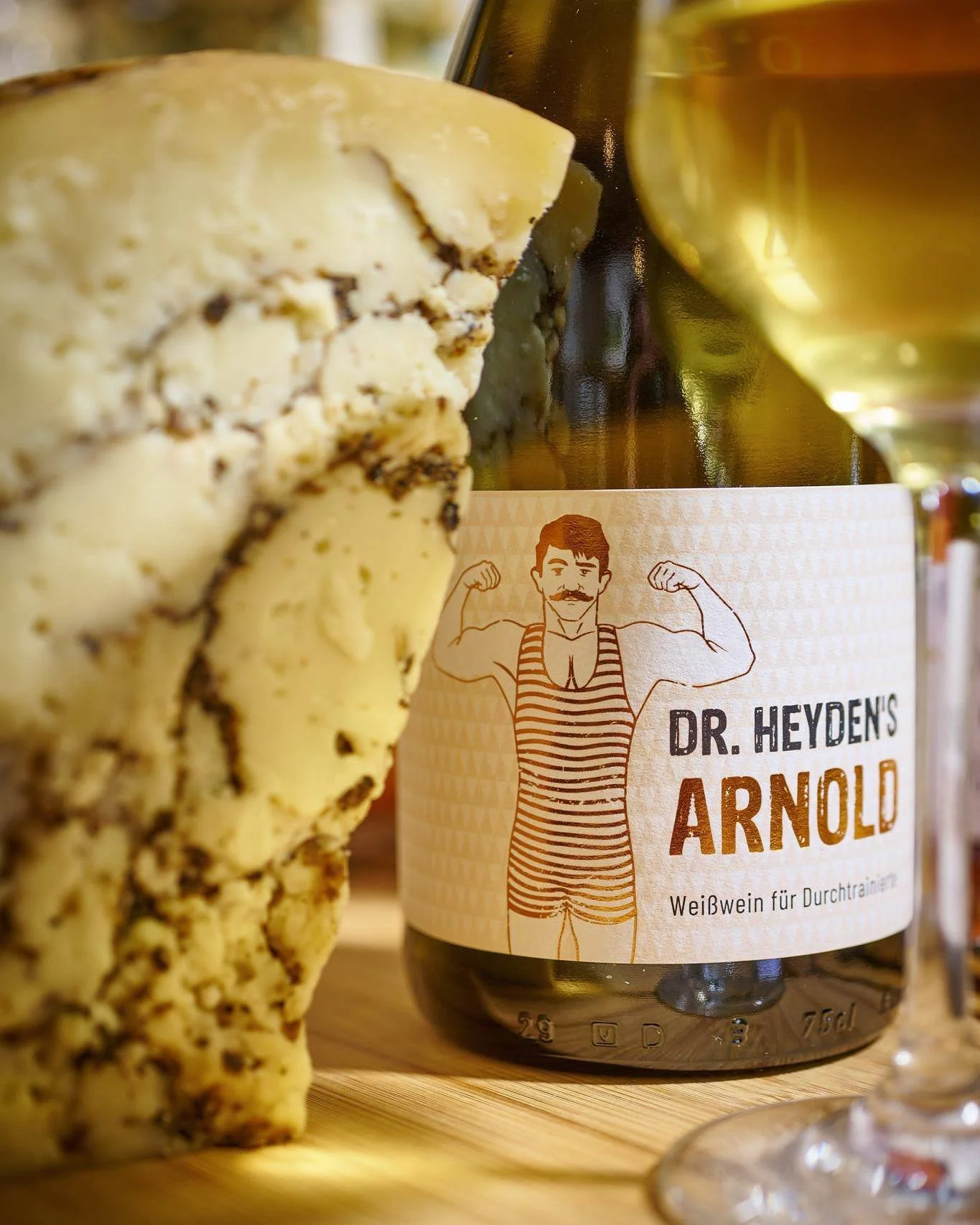 Egal ob ein gutes Glas Wein, ein leckeres Stück Käse oder einfach eine entspannte Zeit mit Freunden – es sind die kleinen Dinge, die den Alltag versüßen. Lasst uns den Augenblick genießen und das Besondere im Einfache