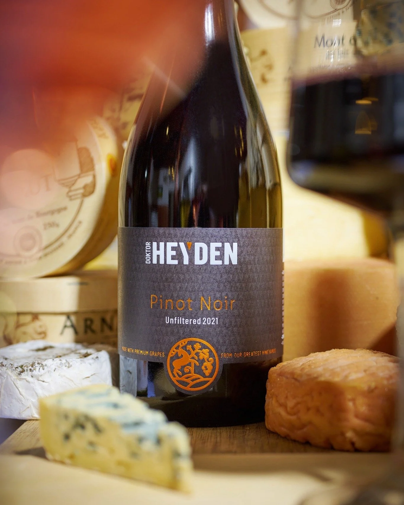 Bekommt ihr beim Anblick dieses Bildes nicht auch Lust auf einen Schluck Wein mit einem dazu passenden Käse? Wine & Food passt einfach zusammen, wie Deckel auf Topf - oder etwa nicht?
Dieses Foto ist für @heyden_wein entstanden.
#wein