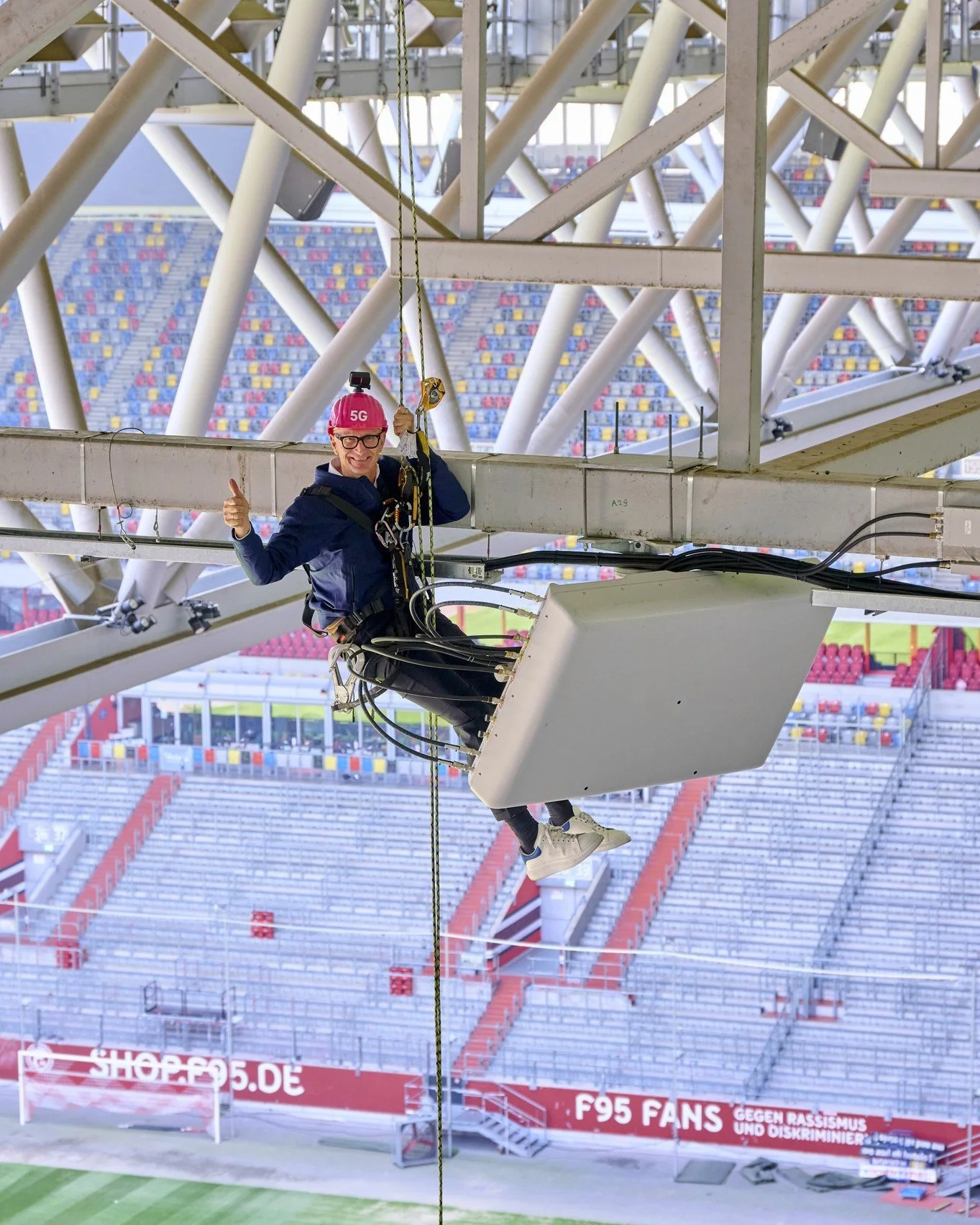 Gemeinsam mit @tim_hoettges von der @deutschetelekom ging es vor einiger Zeit nach @duesseldorf in die @merkurspielarena_dus , wo der Telekom Chef höchstpersönlich für seinen YouTube-Channel "Tim testet" die Stadion-Technik m