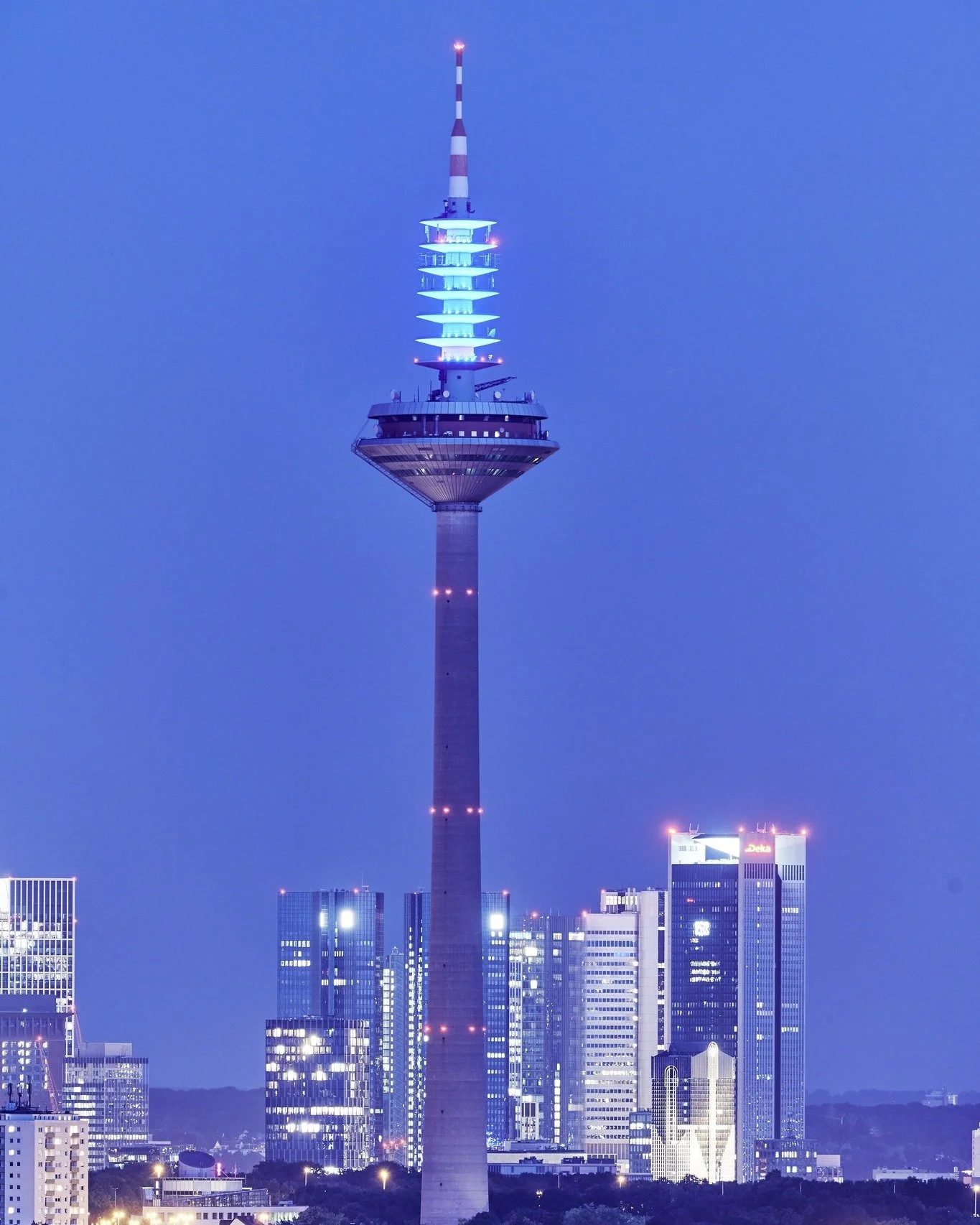 Für die DFMG @deutschefunkturm GmbH ging es vor einiger Zeit mal wieder raus die wunderschöne Skyline von @frankfurt.de fotografieren, inkl. dem Europaturm, der passend zur Europawahl in den Farben der EU erstrahlte. Diesen Moment der Ruhe