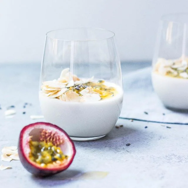 🆕 BLOG POST ALERT ! BEST VEGAN YOGURT
.
Click the link in the bio to find out more about the BEST vegan yogurt! 🥥🥭
. 
#vegan #yogurt #bestof #groceryshopping #food #breakfast #yummy #blog