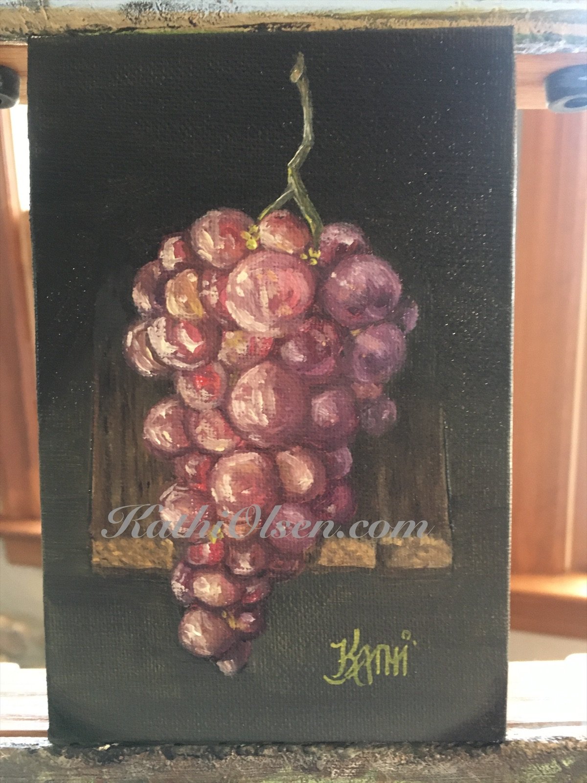Red grapes On Wood