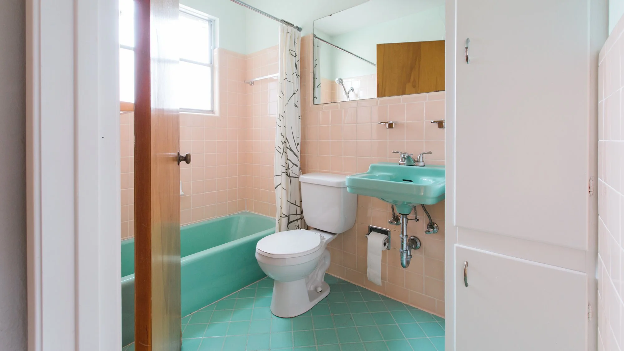 Love_Ding_Blog_Home_Renovation_Project_Vintage_Turquoise_Sink_Guest_Bathroom_Diana_Ascarrunz_Photography.jpg