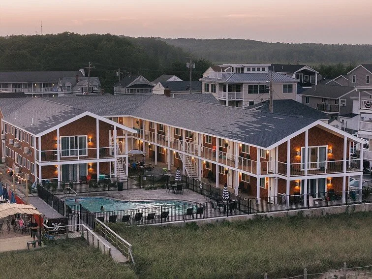 The perfect spot for your staycation this summer 🌊☀️ The Voyager is open for the season in Old Orchard Beach with a fresh new look ✨ #oldorchardbeach #beachfront