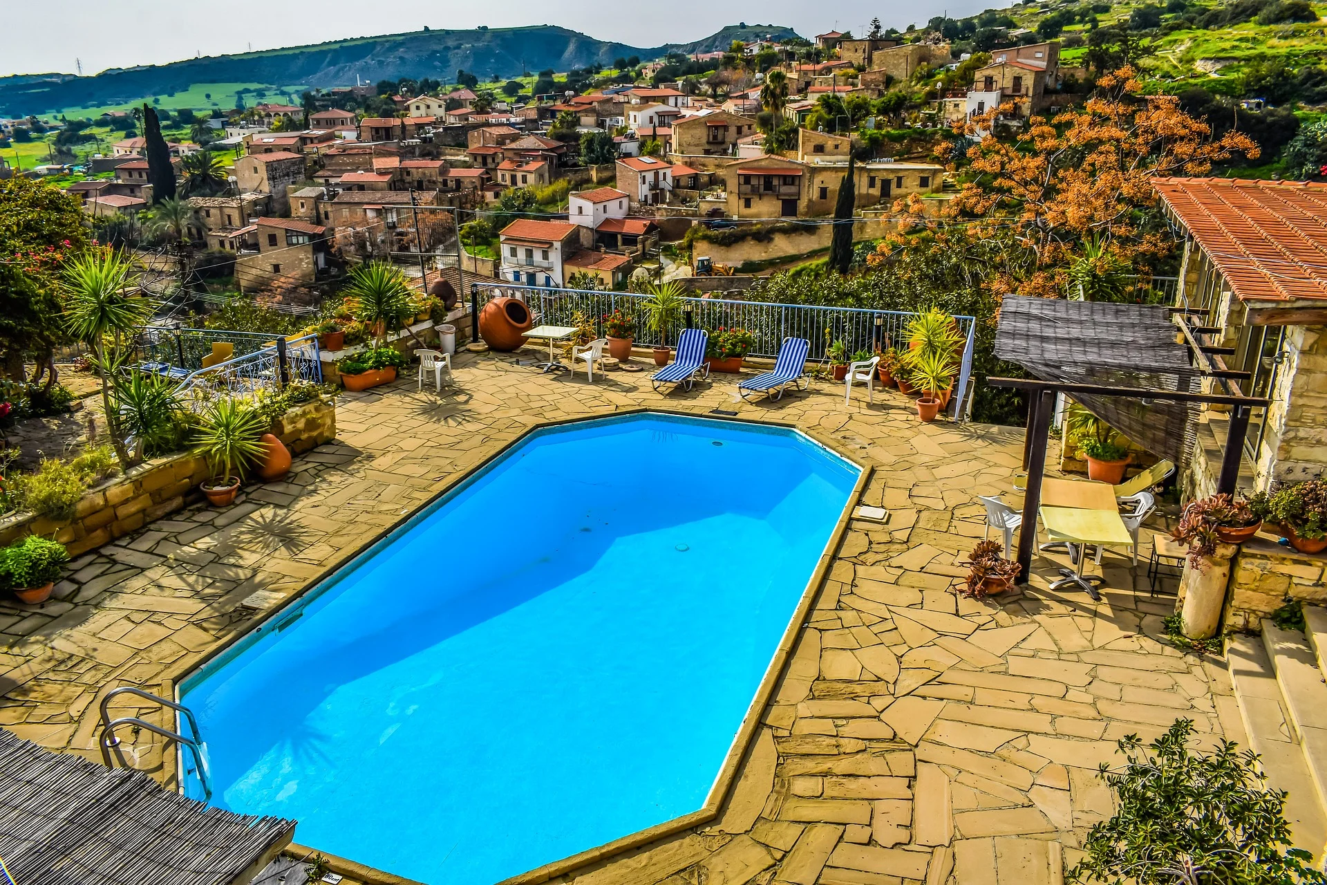 dug-out-pool-3133272_1920.jpg