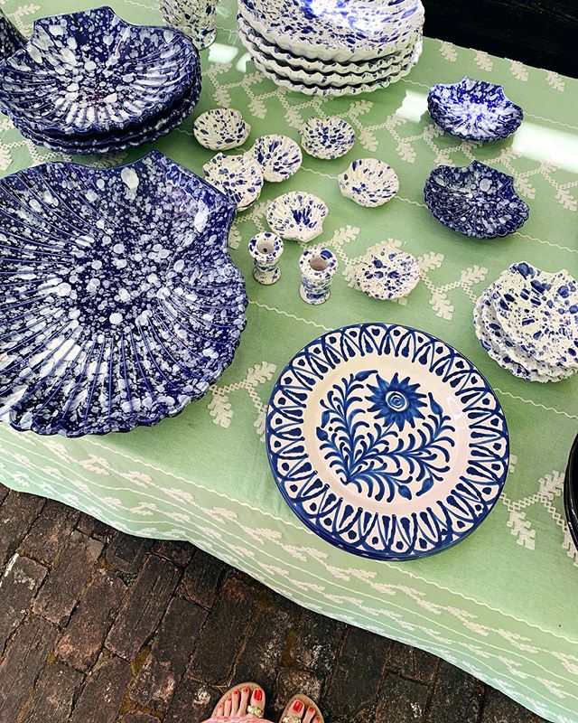 Saturday pop-up tableware beauty w/ some of my favorite splatterware ceramics!
🍽 @carolinairvingtextiles
🎨 @carolinairving
.
.
.
.
.
#ashleyabbottevents #events #eventplanner #eventdesign #eventstyling #eventdecor #hamptons #summer #weddingideas #s