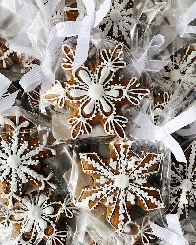 It&rsquo;s that time of year again.... for delicious cookies!! Loving last nights @tinykitchentreats gingerbread snowflake cookies as fun goodie bags for the guests ❄️🍪
.
.
.
.
.
#ashleyabbottevents #events #eventplanner #eventdesign #eventstyling #