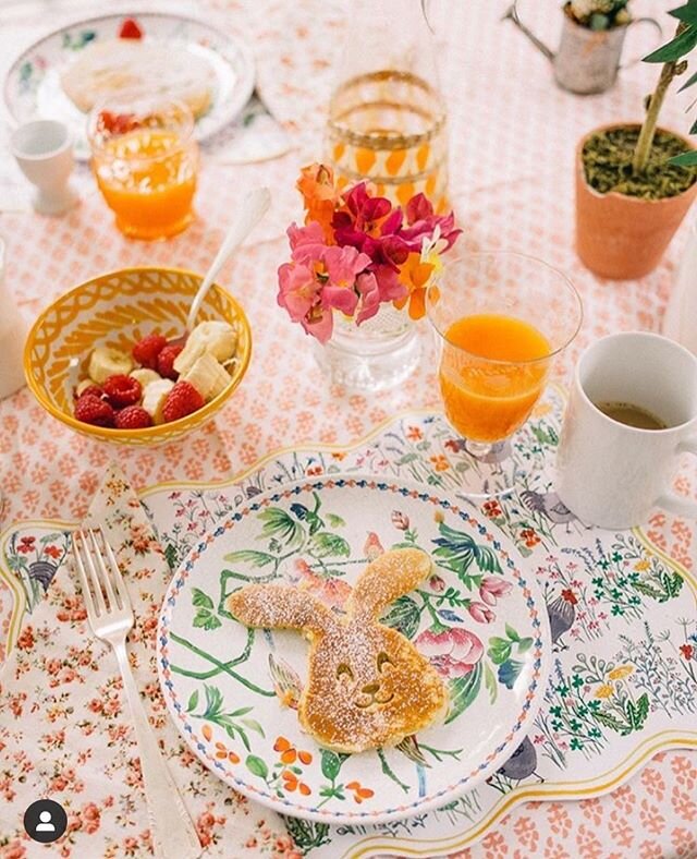 Enviable breakfast, tablescape and overall vibe, as always with @lucycuneo&lsquo;s beautiful family Easter table! 💛