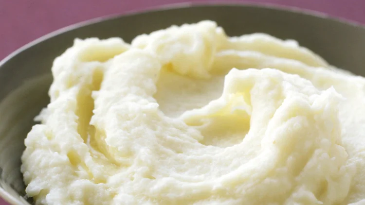 garlic-mashed-potatoes-a101006_horiz.jpg