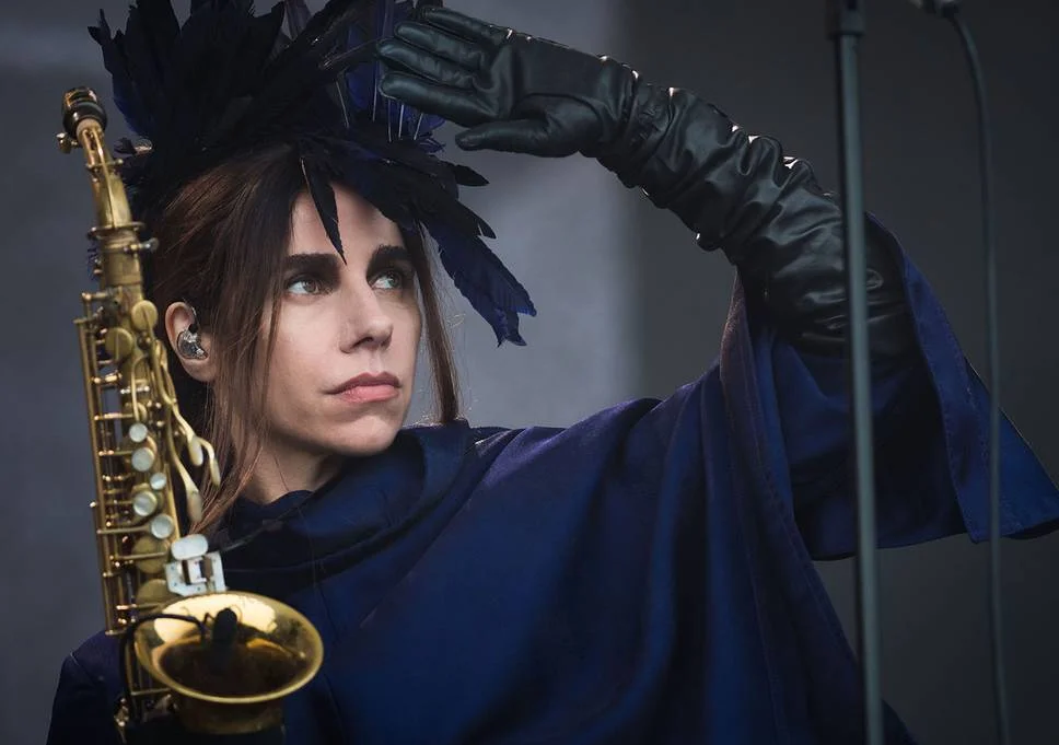 pjharveyglasto.jpg
