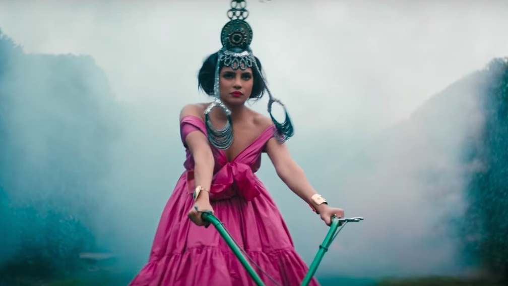 priyanka chopra faux bob sucker.png