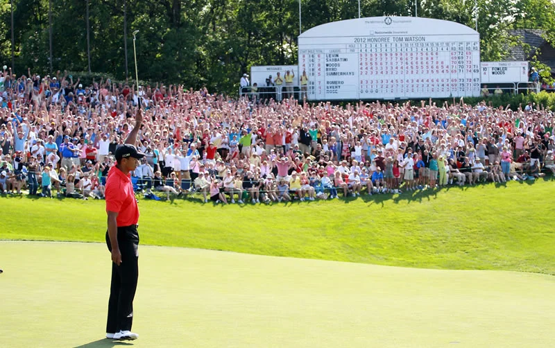 Woods-final-hole-salute.jpg