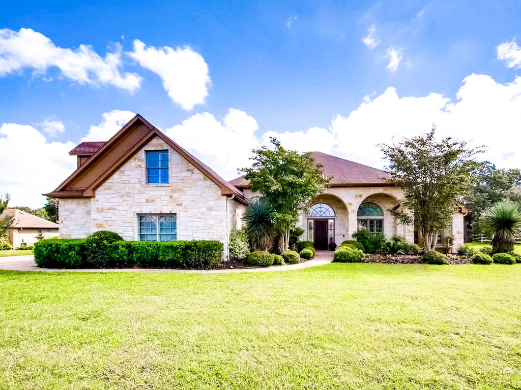 Sun 2-4 | 200 Colonial Affair | $791,500 | Coming Soon | Listed by Jan Moreland