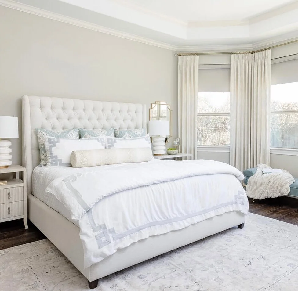 This beautiful bedroom would inspire me to start every week with a bang! Our Bella Transitional Project is on the blog. Swipe for the before of this primary bedroom.
📷: @collscottphoto
