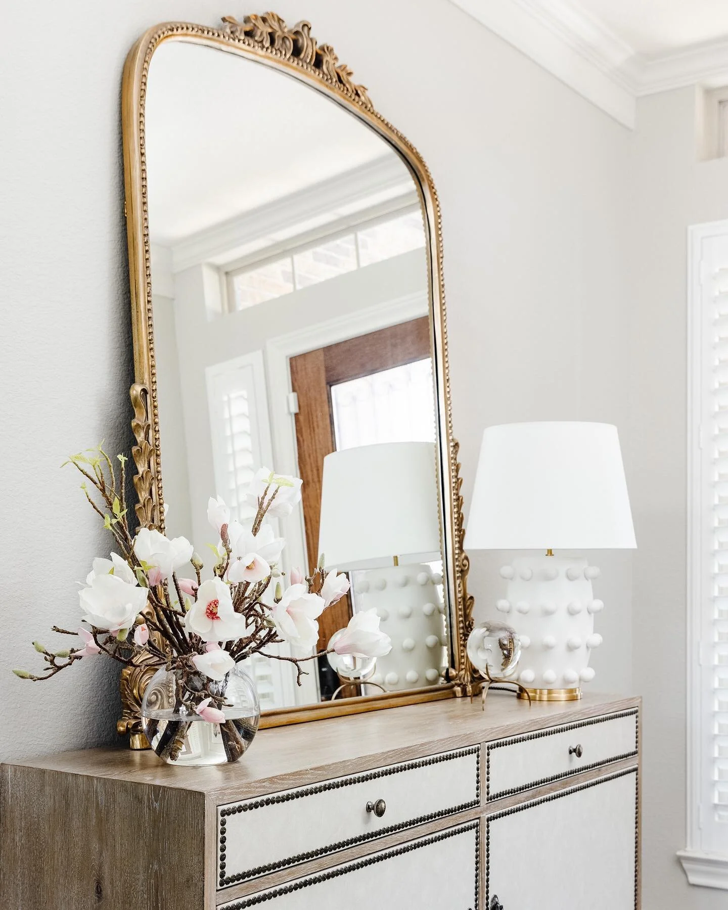 The perfect place to check all the things before rushing out of the door! 
⠀⠀⠀⠀⠀⠀⠀⠀⠀
Speaking of rush...9 days until our movers arrive! 💃😬
📷: @collscottphoto 
⠀⠀⠀⠀⠀⠀⠀⠀⠀
#vwbellatransitional #entrywaydecor #entrywaystyle