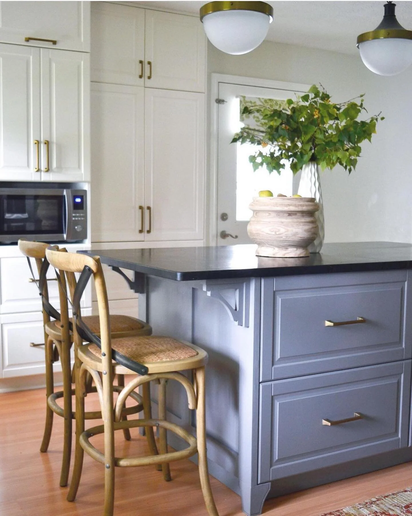 This sweet lake cottage kitchen has me looking at my calendar for a lake trip! 
By the way if you saw my last video, this is a dark soapstone with no oil. If you want a similar look, a honed absolute black granite will come close. #vwsouthmeetslake