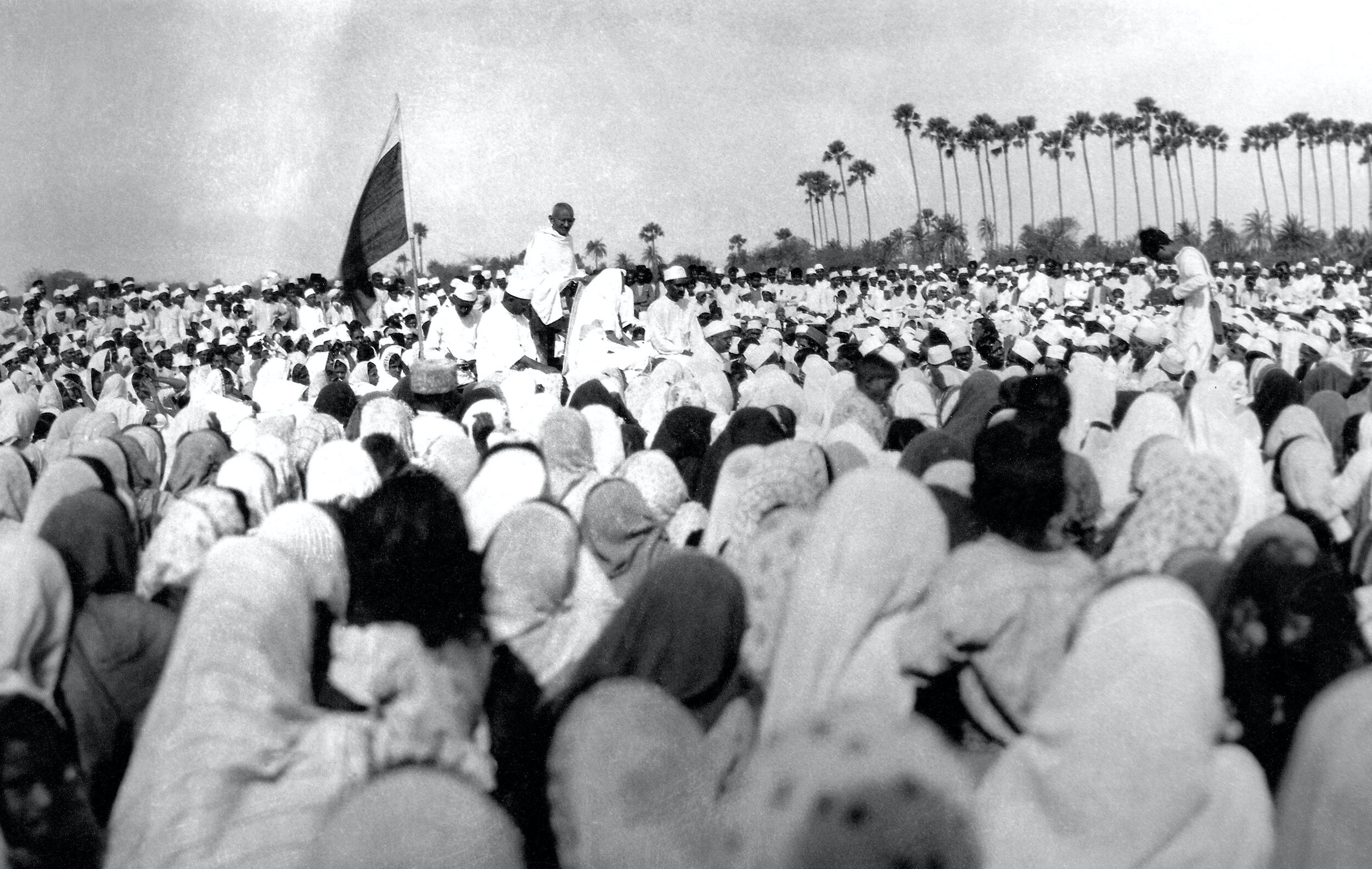  Gandhi unites his people to claim their independence. 
