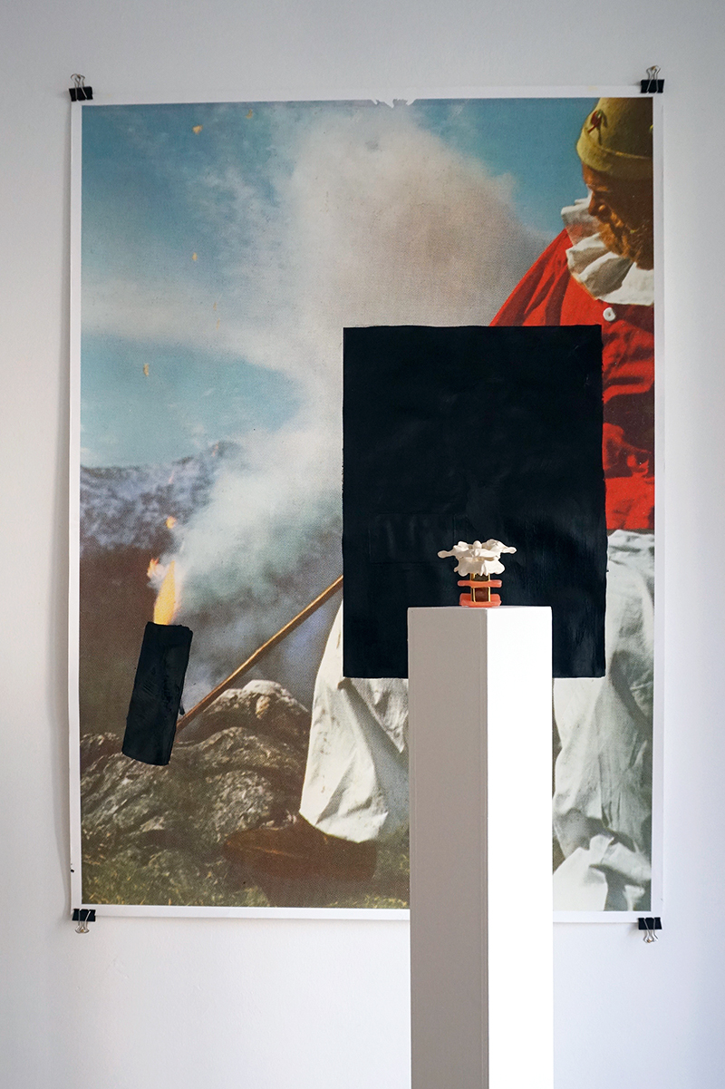 “The Fool” (background) & “Jewellery”, Installation-Shot