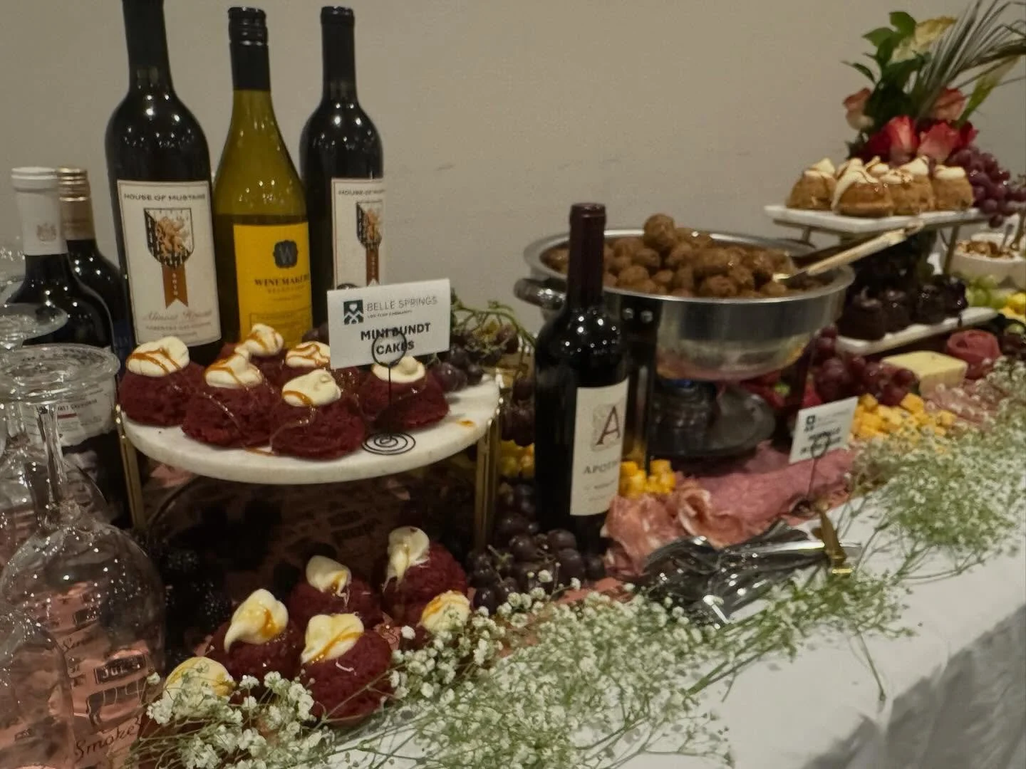 We love working with our friends over at Belle Springs!🌸 This most recent event had a beautiful buffet of apps mixed in with a charcuterie spread to create a gorgeous grazing table.

Charcuterie
Meatballs in Jerk Sauce
Beef Tenderloin Biscuits
Spina