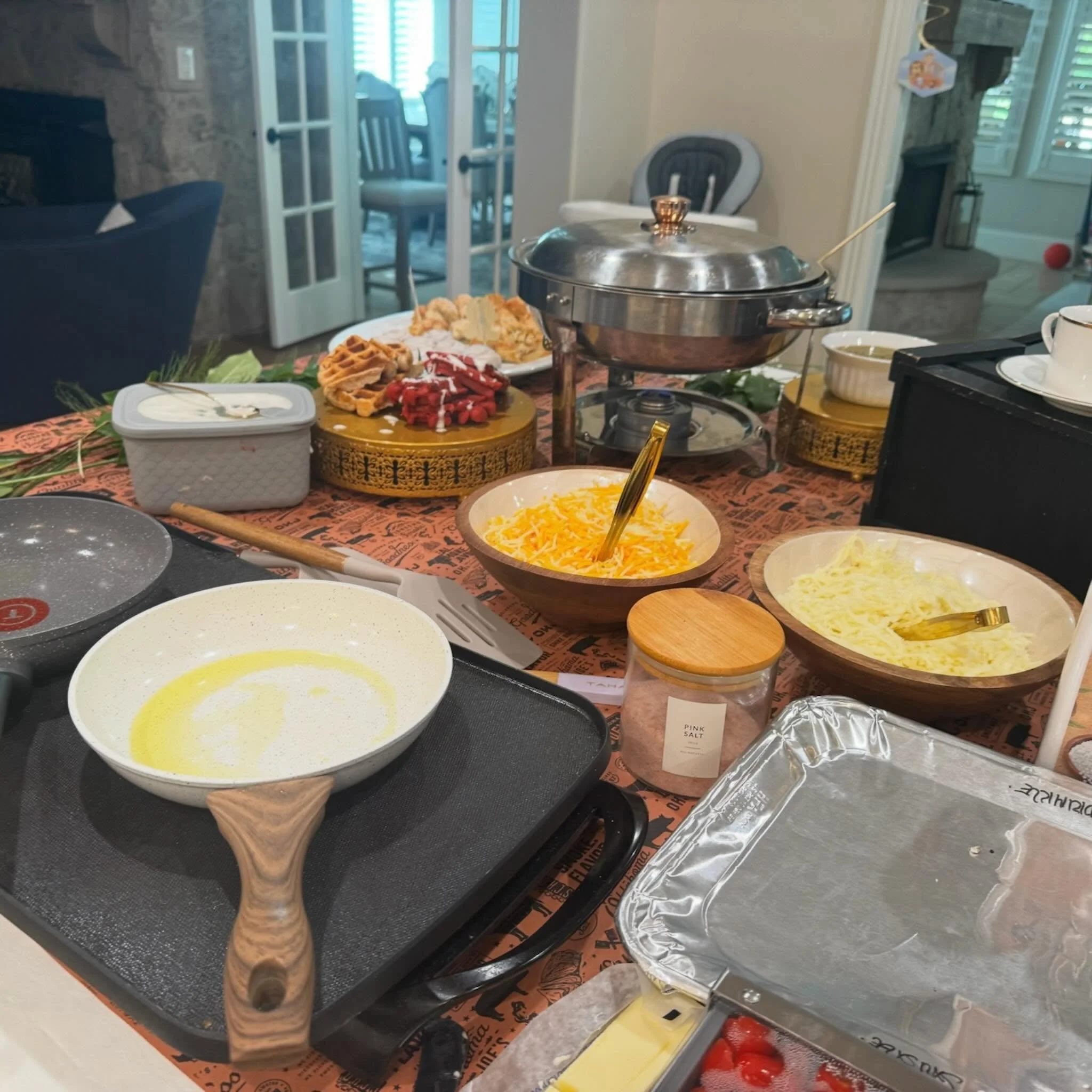 A baby sprinkle complete with brunch! Guests enjoyed waffles, hash browns, bacon, sausage, fruit, biscuits, and an omelette bar while celebrating the mom-to-be💙
.
.
.
#tablefor2catering #brunchcatering #omletbar #nashville #franklin