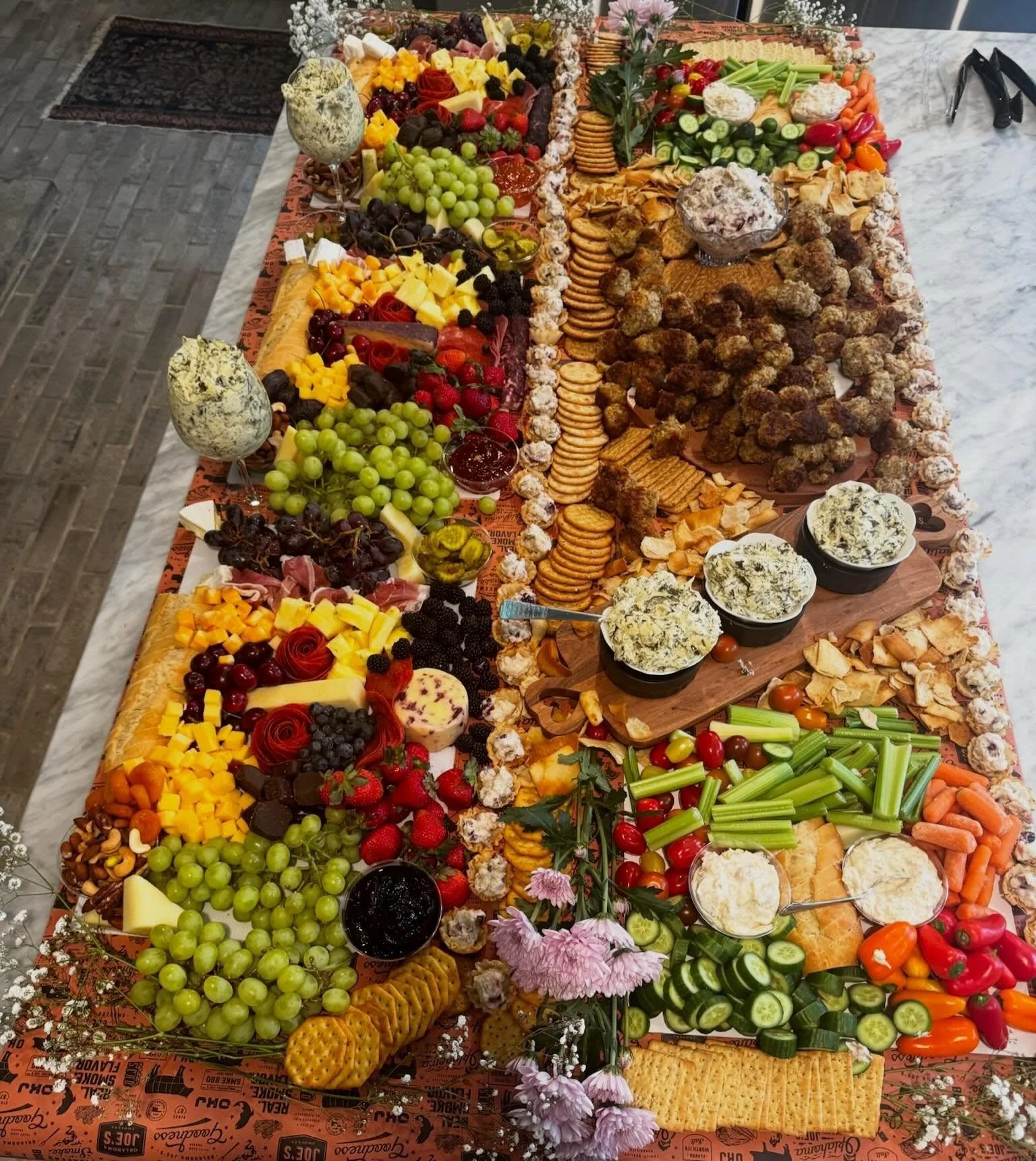 Another busy weekend with a beautiful charcuterie table and a delicious buffet makes us happy!❤️