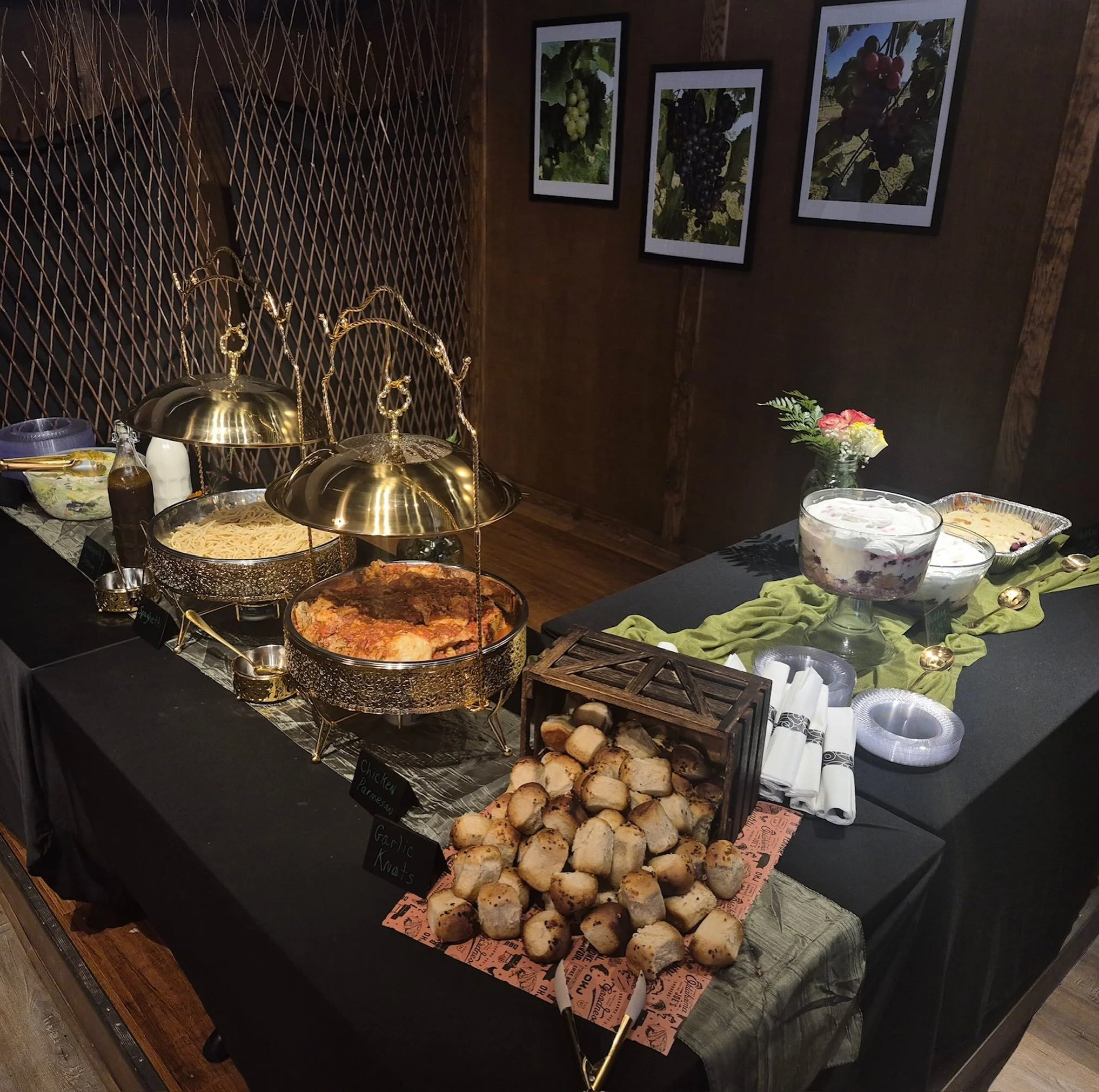 This lovely wedding rehearsal dinner was held at the Woodfeather Farm Tasting Room, and boasted an Italian buffet complete with chicken parmesan and garlic knots! The wedding cake trifle for dessert was a perfect compliment🍝