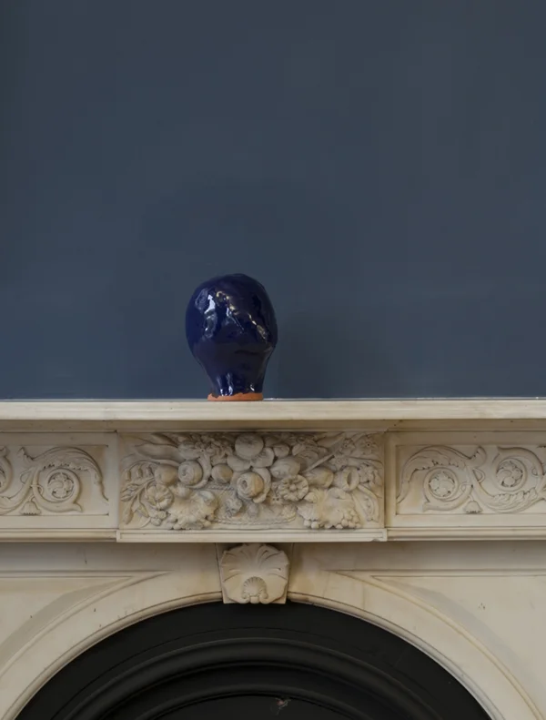 Liliane Puthod Tête à tête , 2018 Glazed ceramic and imitation gold leaf, 20 x 18 x 25 cm