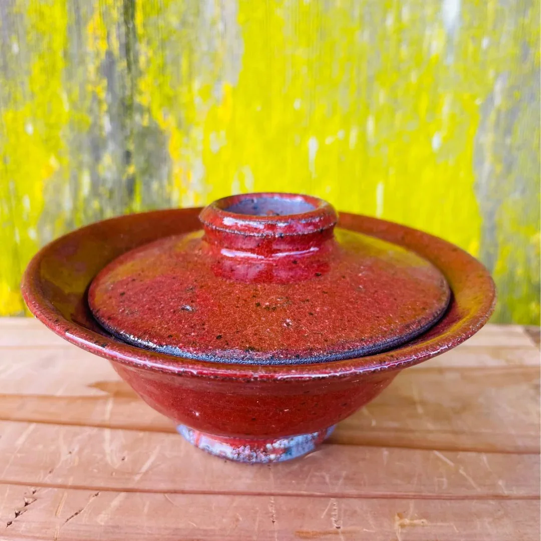 Photo by ViaTiempo of a red gaiwan.