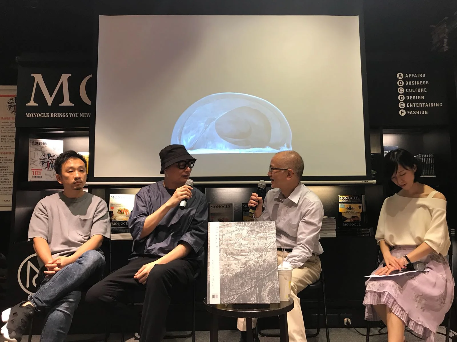 攝影書《探 The Trek》發布會現場左起:書籍設計師蔡劍虹、攝影師陳的、港大解剖學教授陳立基、brownie publishing社長鍾卓玲