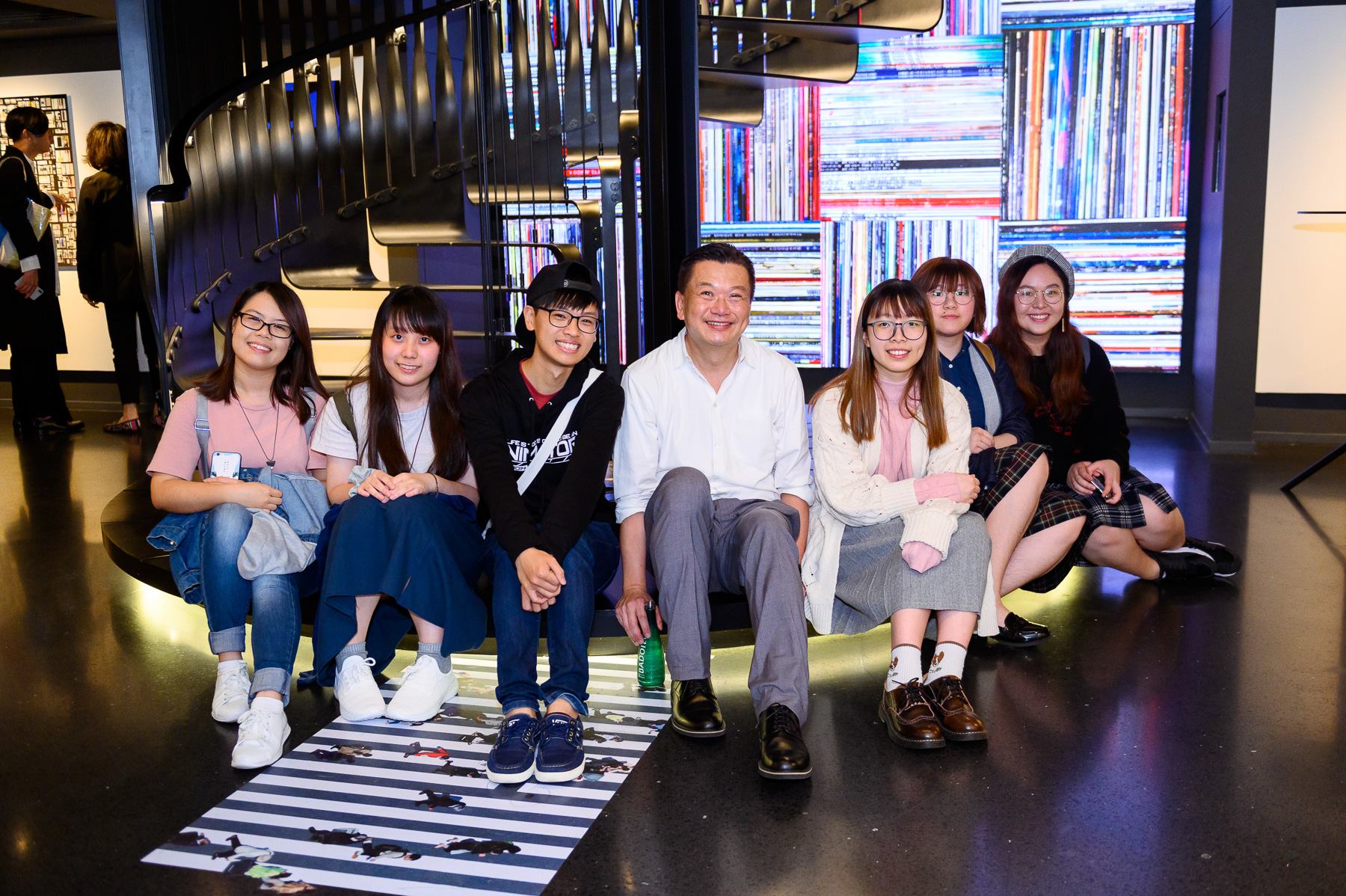 這次跟Wing Chan 合作的過程愉快,其中一個原因是Wing 很喜歡跟同學們分享和交流。(攝於Urbanmontage 展覽開幕酒會)